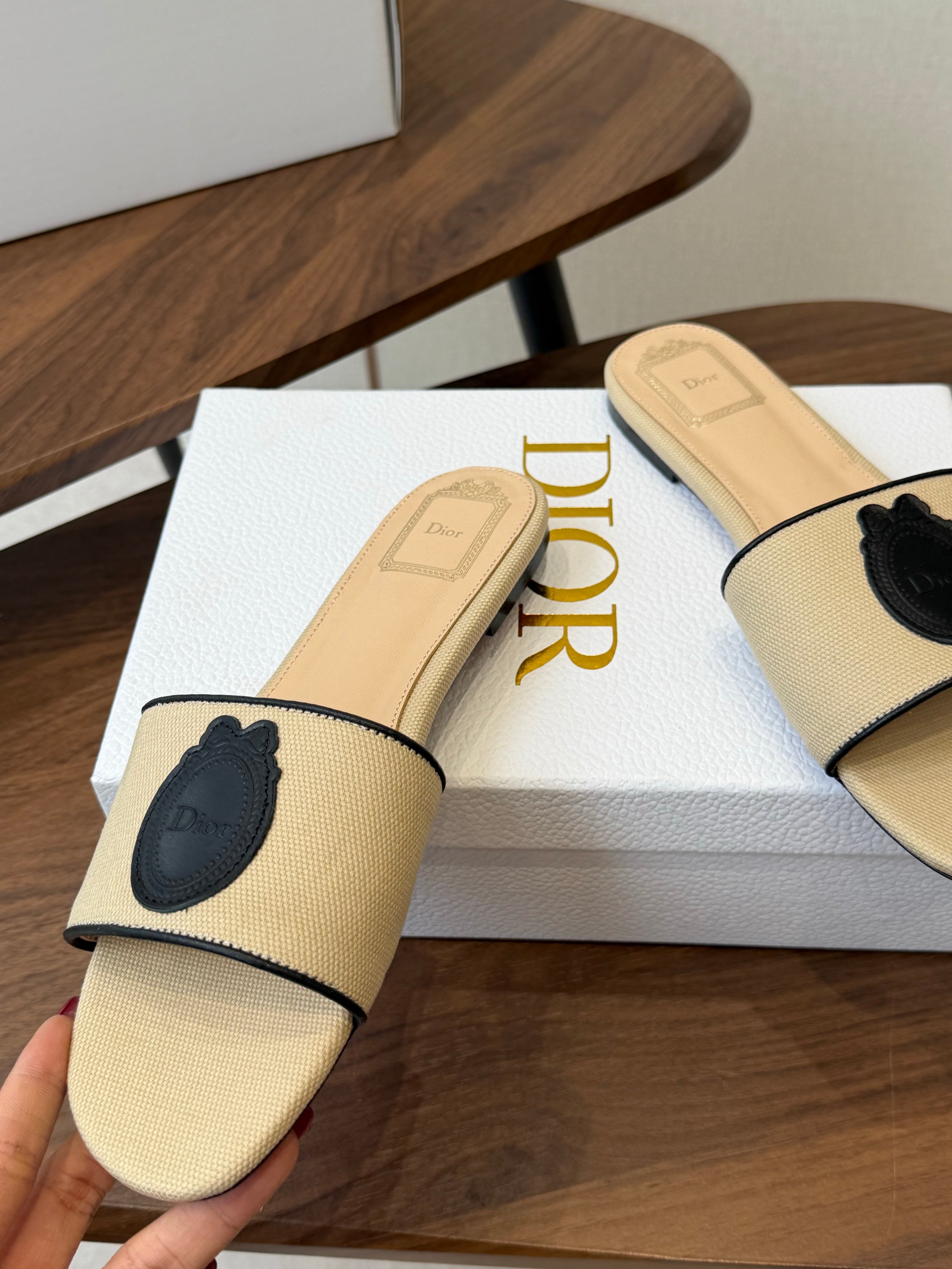 DIOR 26S D-BADGE FLAT SLIDE SANDALS IN BEIGE CANVAS AND BLACK CALFSKIN