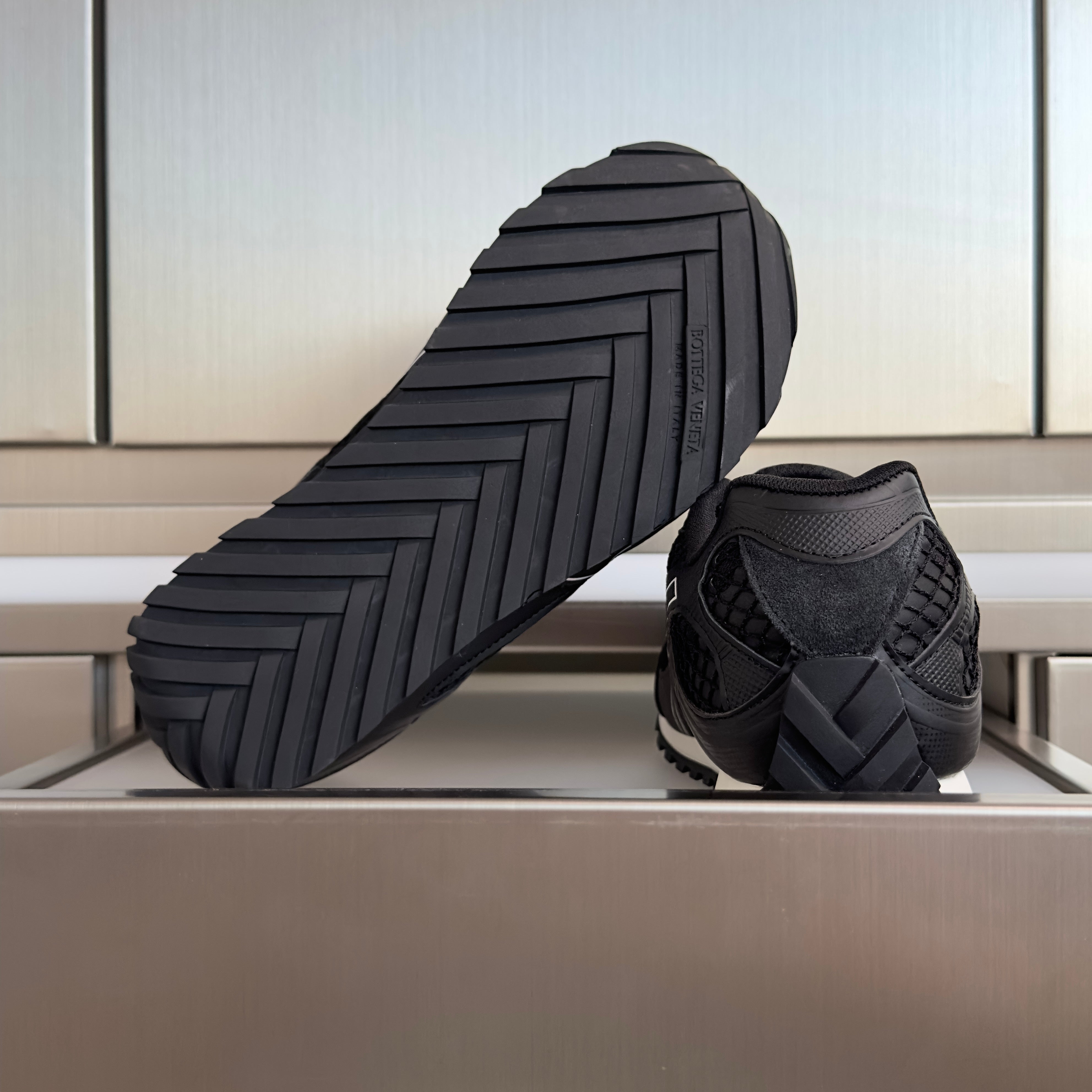 BOTTEGA VENETA 26S SNEAKERS IN BLACK TPU MATERIAL AND MESH FABRIC