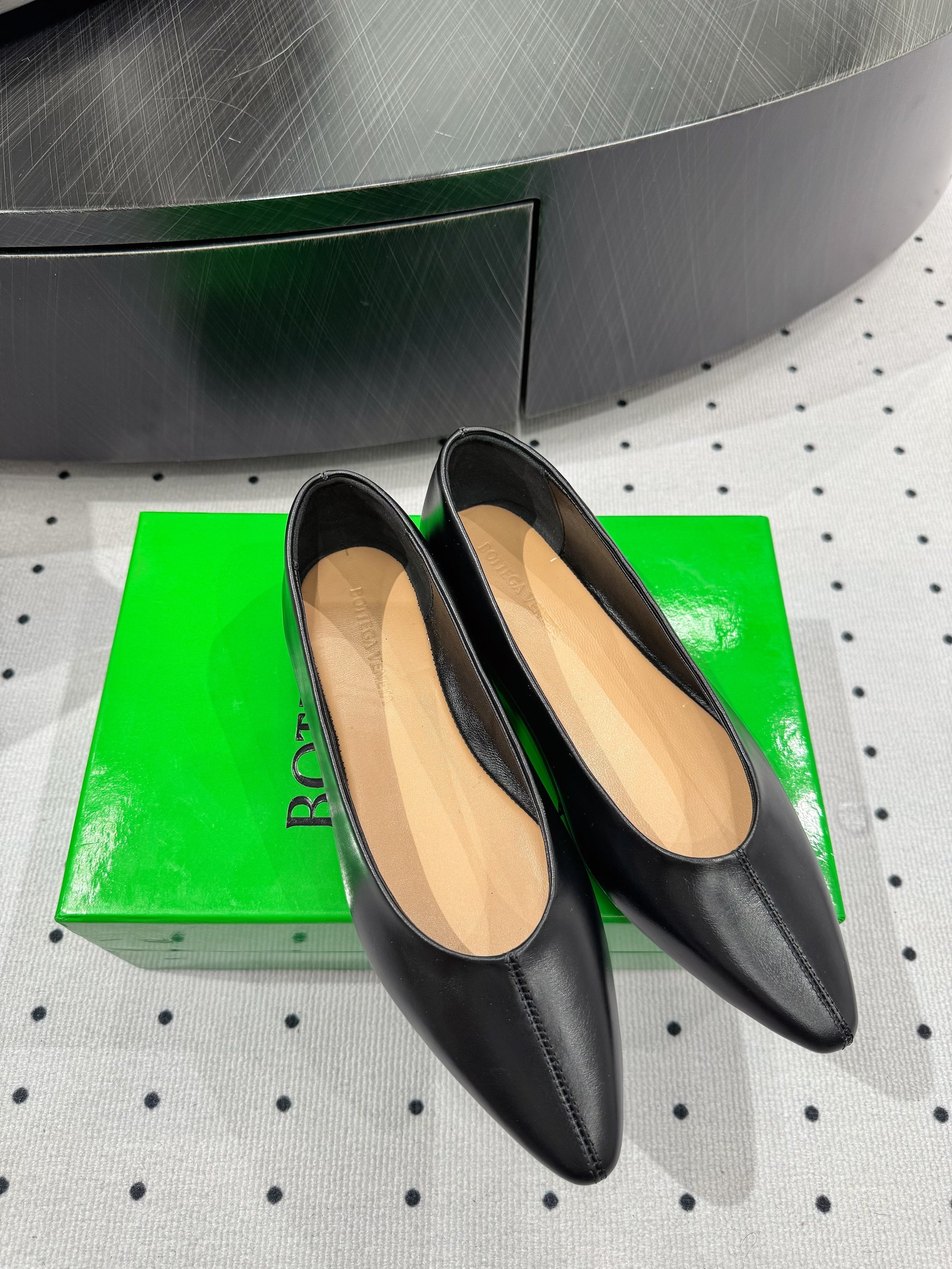 BOTTEGA VENETA 26S BALLET FLATS IN BLACK CALFSKIN