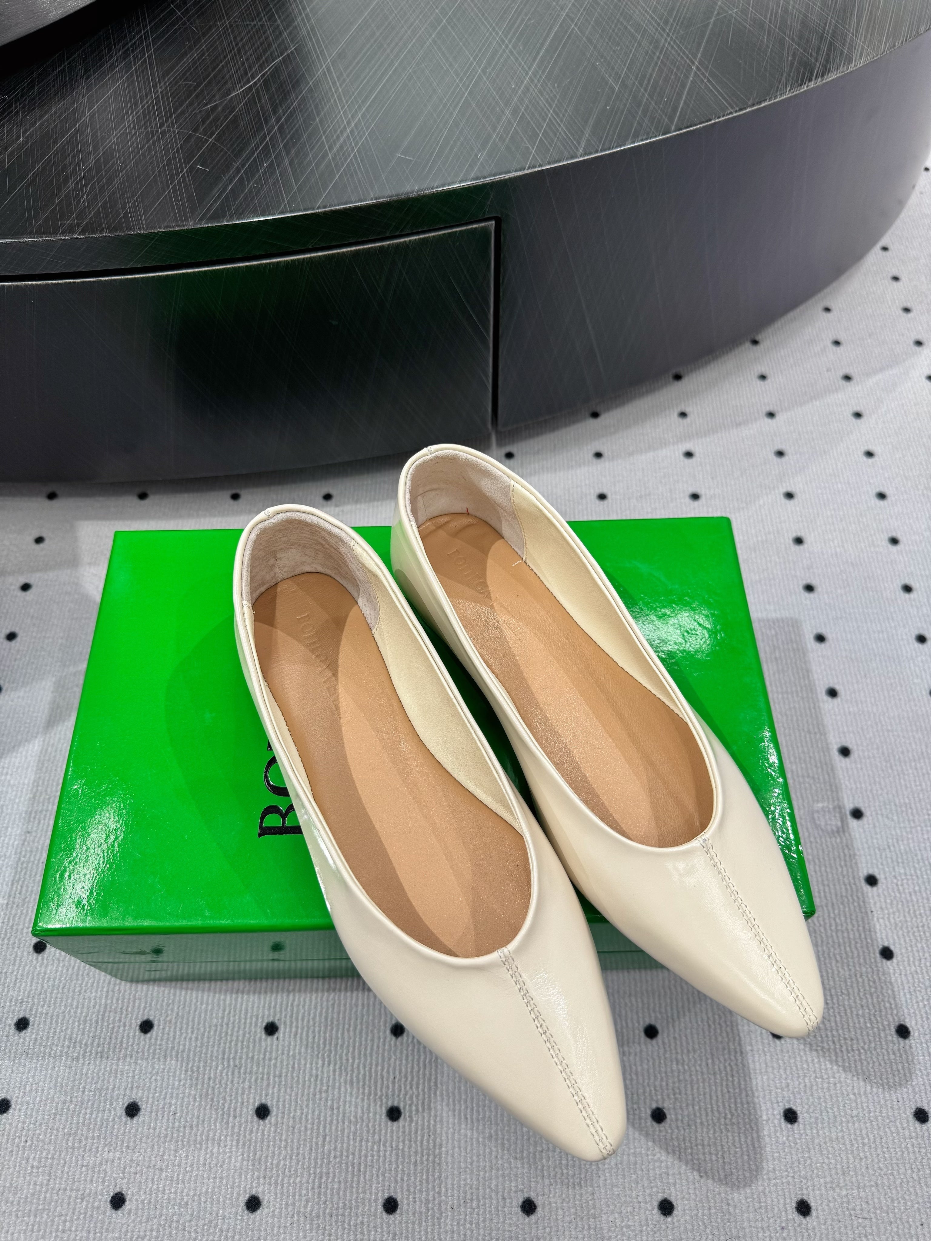 BOTTEGA VENETA 26S BALLET FLATS IN LIGHT BEIGE CALFSKIN