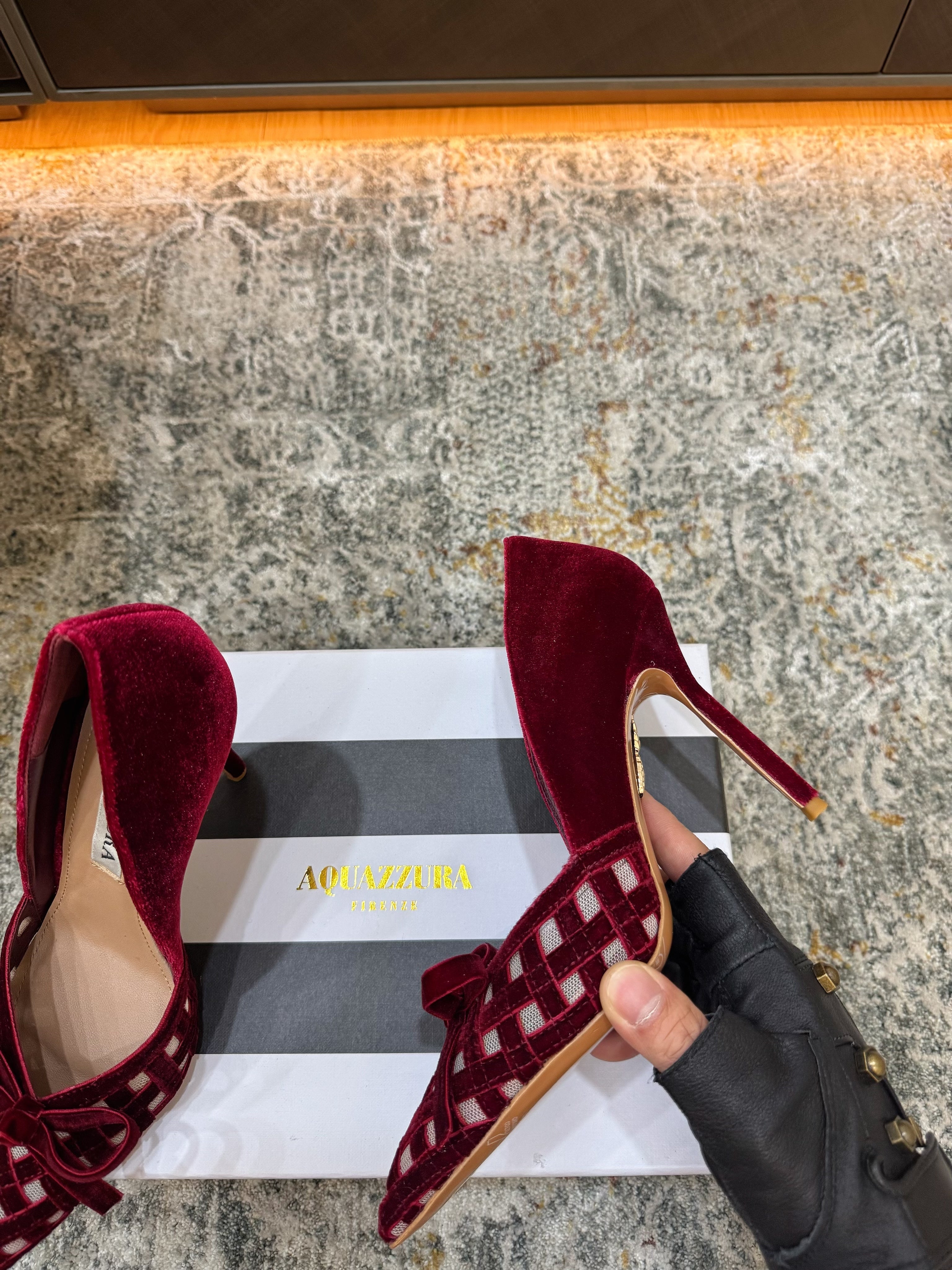 AQUAZZURA 26S BELGRAVIA PUMPS 105 MM IN DARK RED VELVET WITH BOW