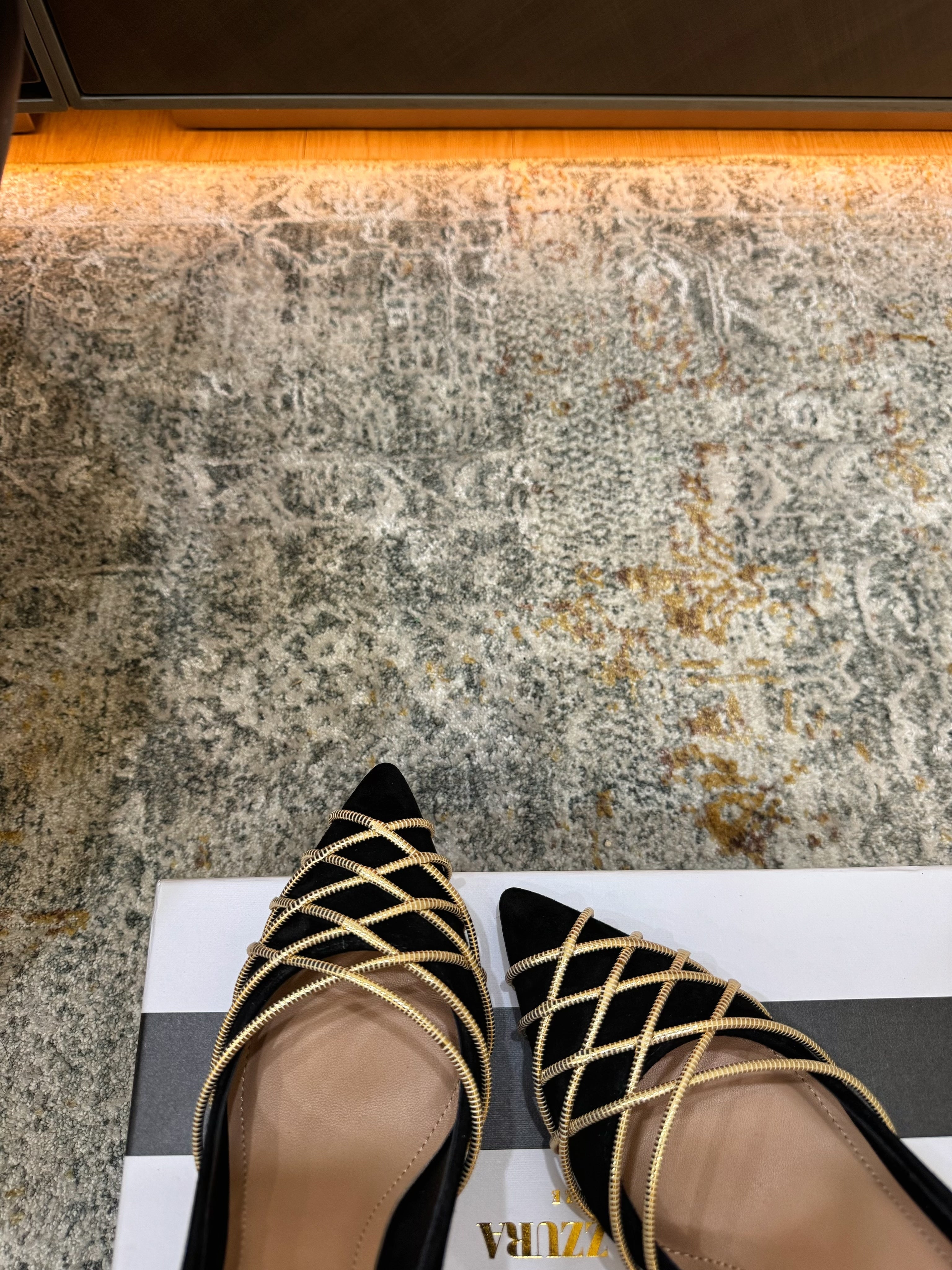 AQUAZZURA 26S BELGRAVIA PUMPS 100 MM IN GOLD AND BLACK SUEDE