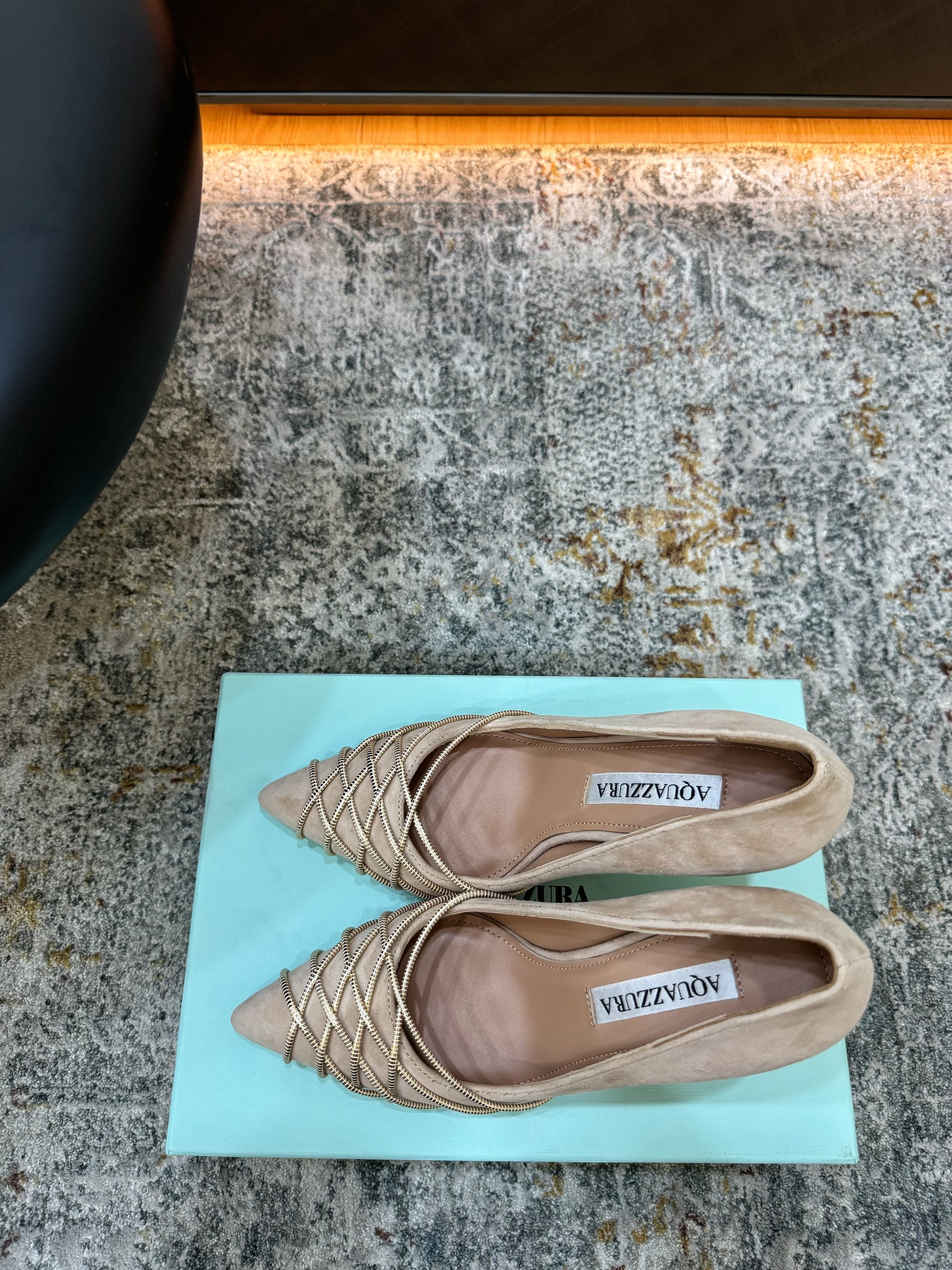 AQUAZZURA 26S BELGRAVIA PUMPS 100 MM IN GOLD AND BEIGE SUEDE