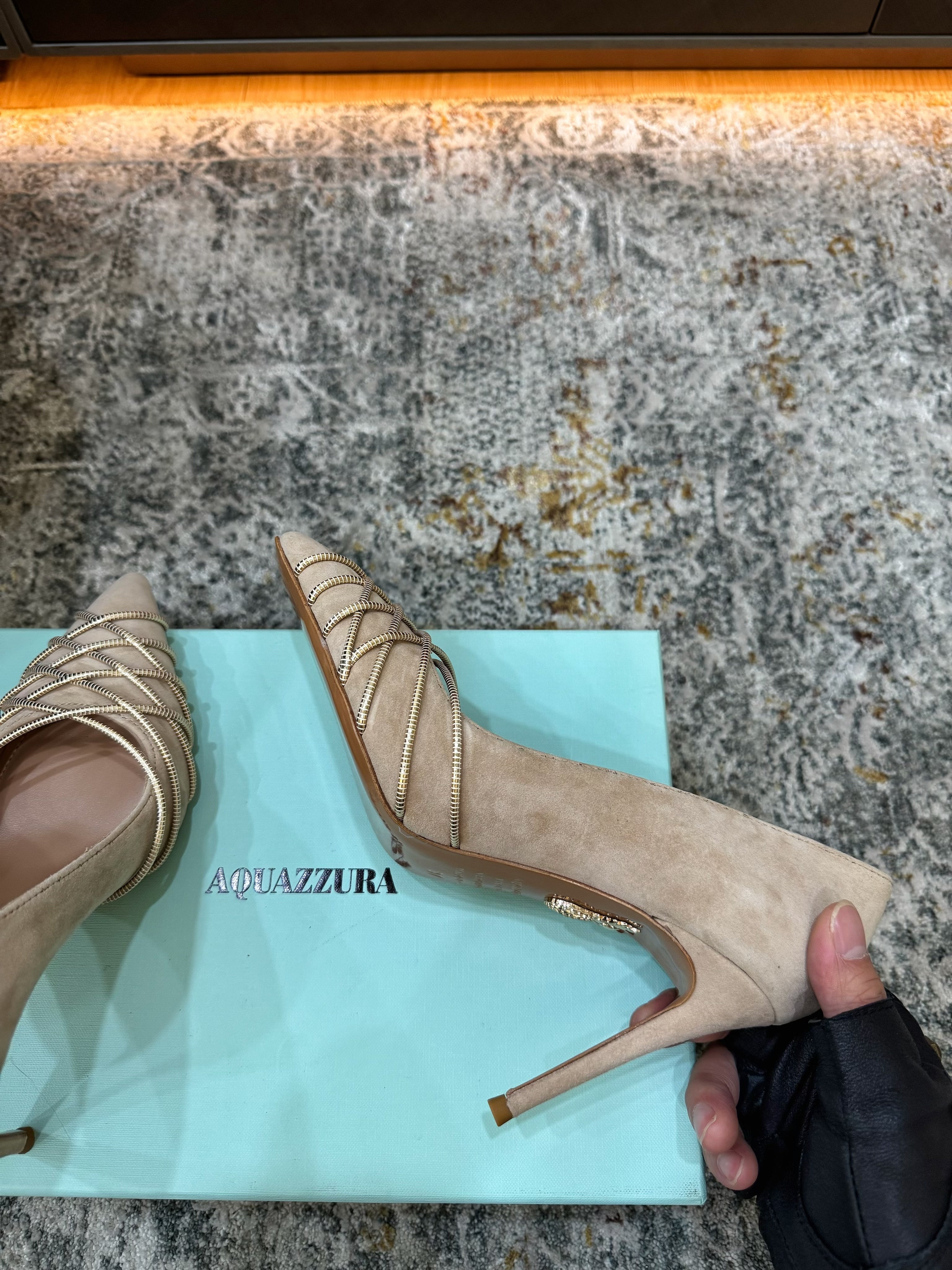 AQUAZZURA 26S BELGRAVIA PUMPS 100 MM IN GOLD AND BEIGE SUEDE