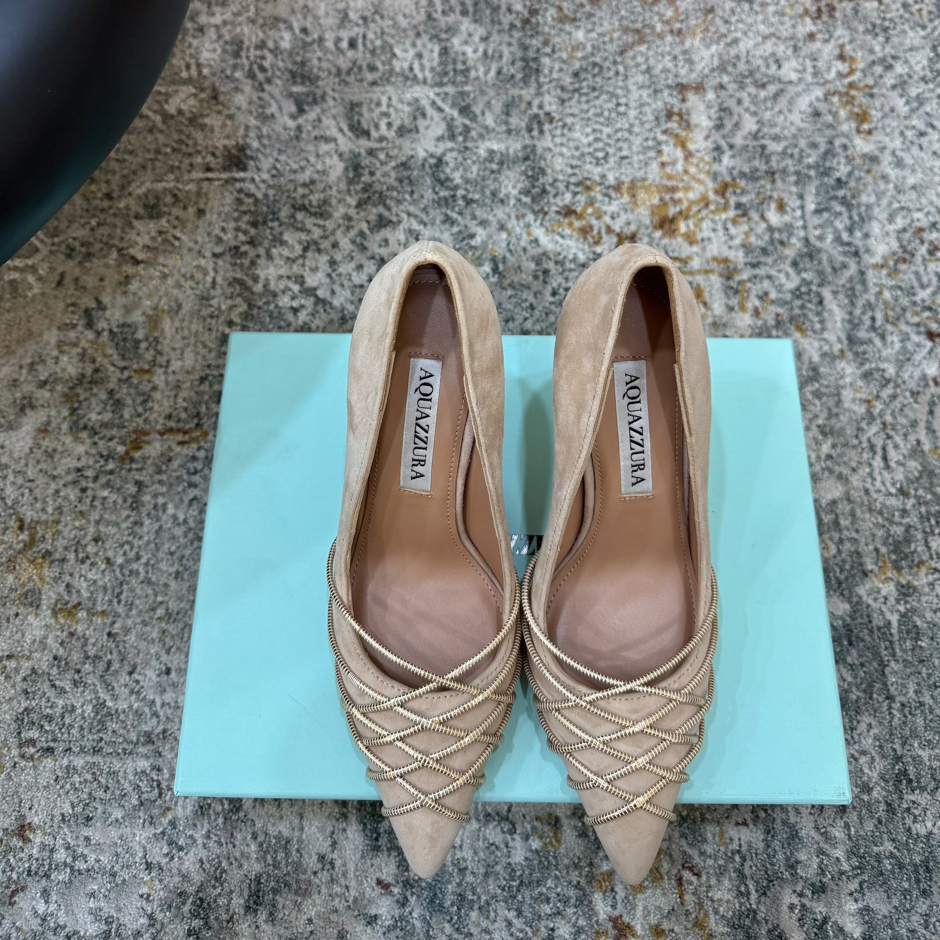 AQUAZZURA 26S BELGRAVIA PUMPS 100 MM IN GOLD AND BEIGE SUEDE
