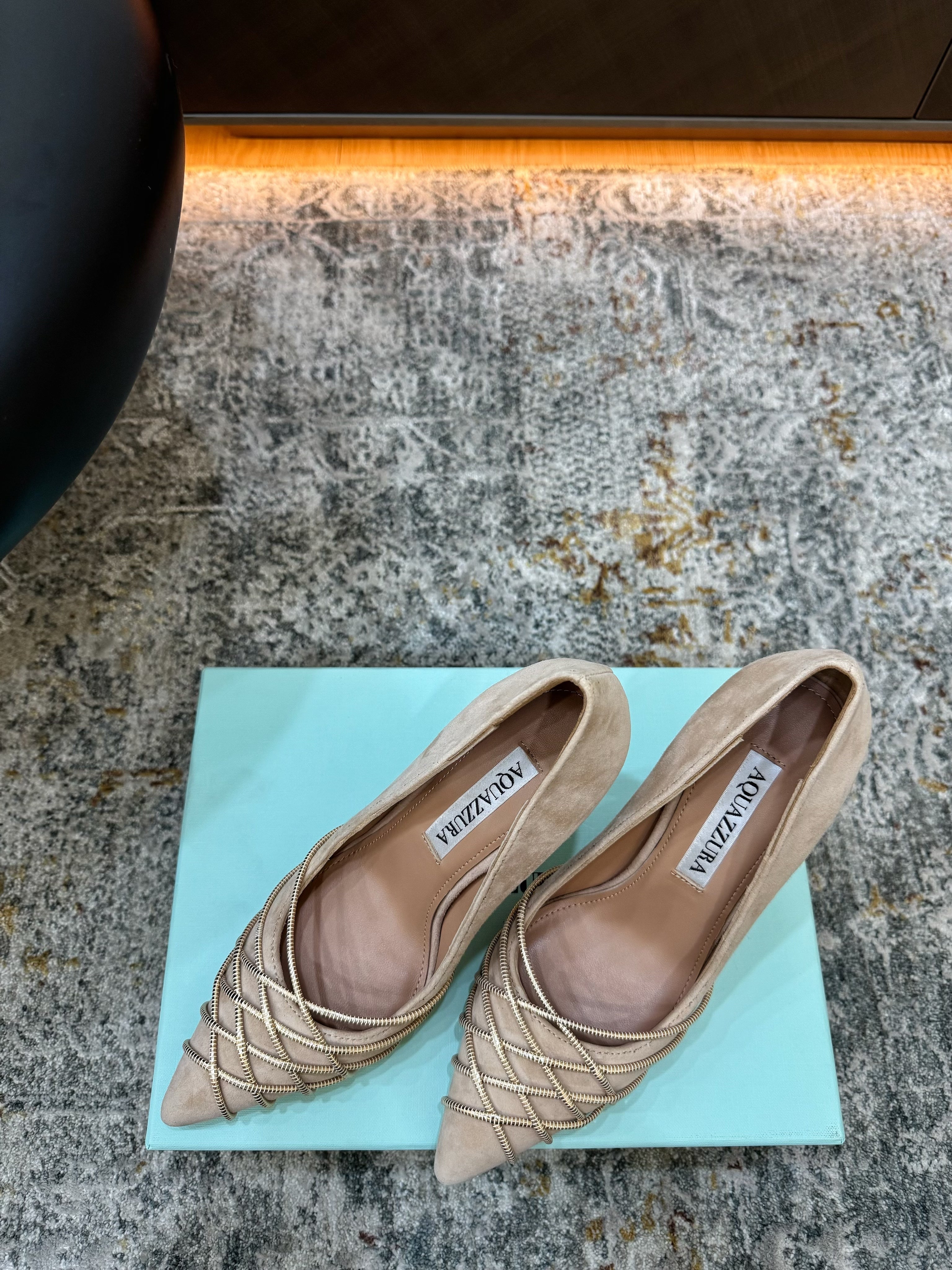 AQUAZZURA 26S BELGRAVIA PUMPS 100 MM IN GOLD AND BEIGE SUEDE