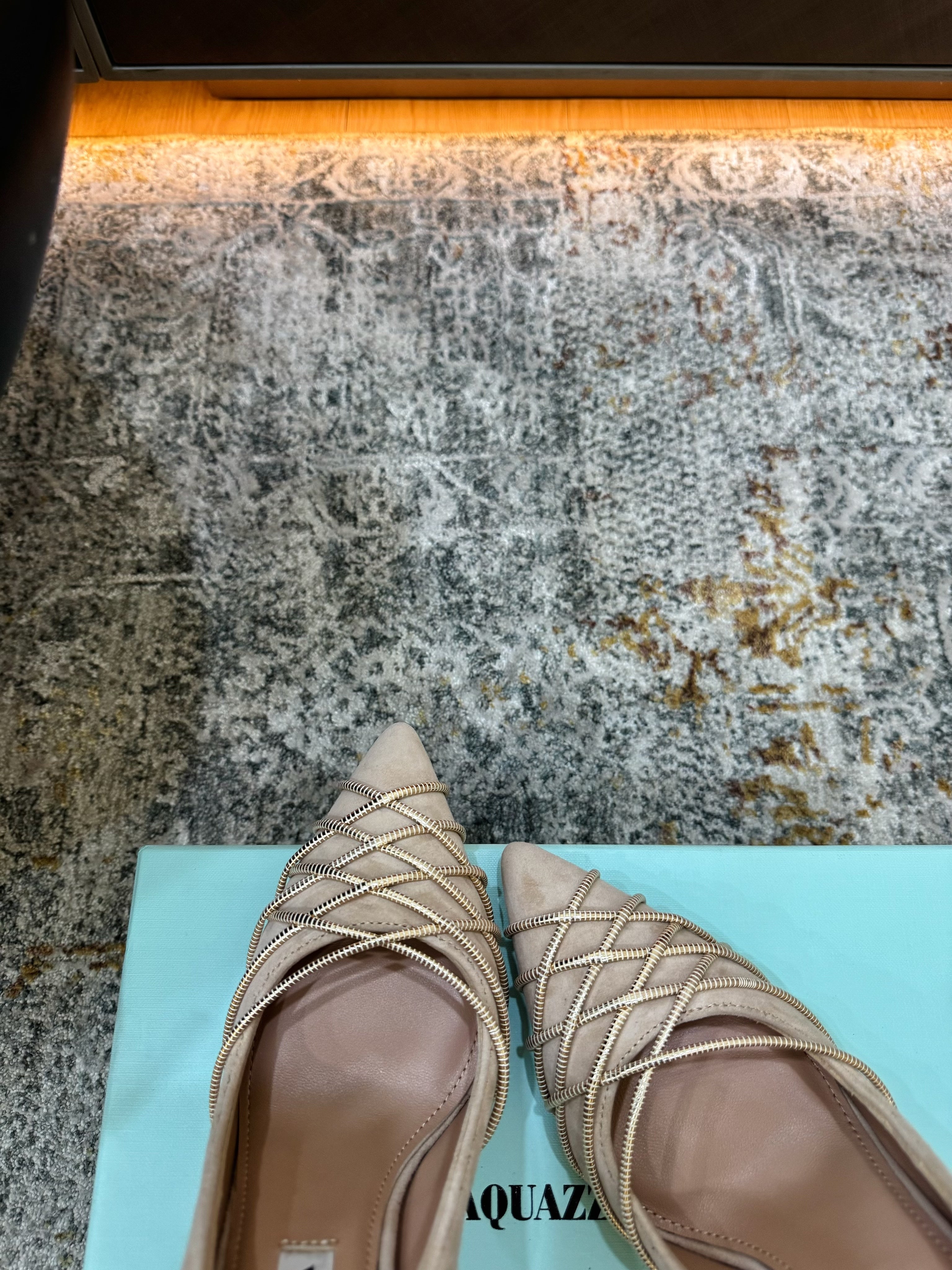 AQUAZZURA 26S BELGRAVIA PUMPS 100 MM IN GOLD AND BEIGE SUEDE