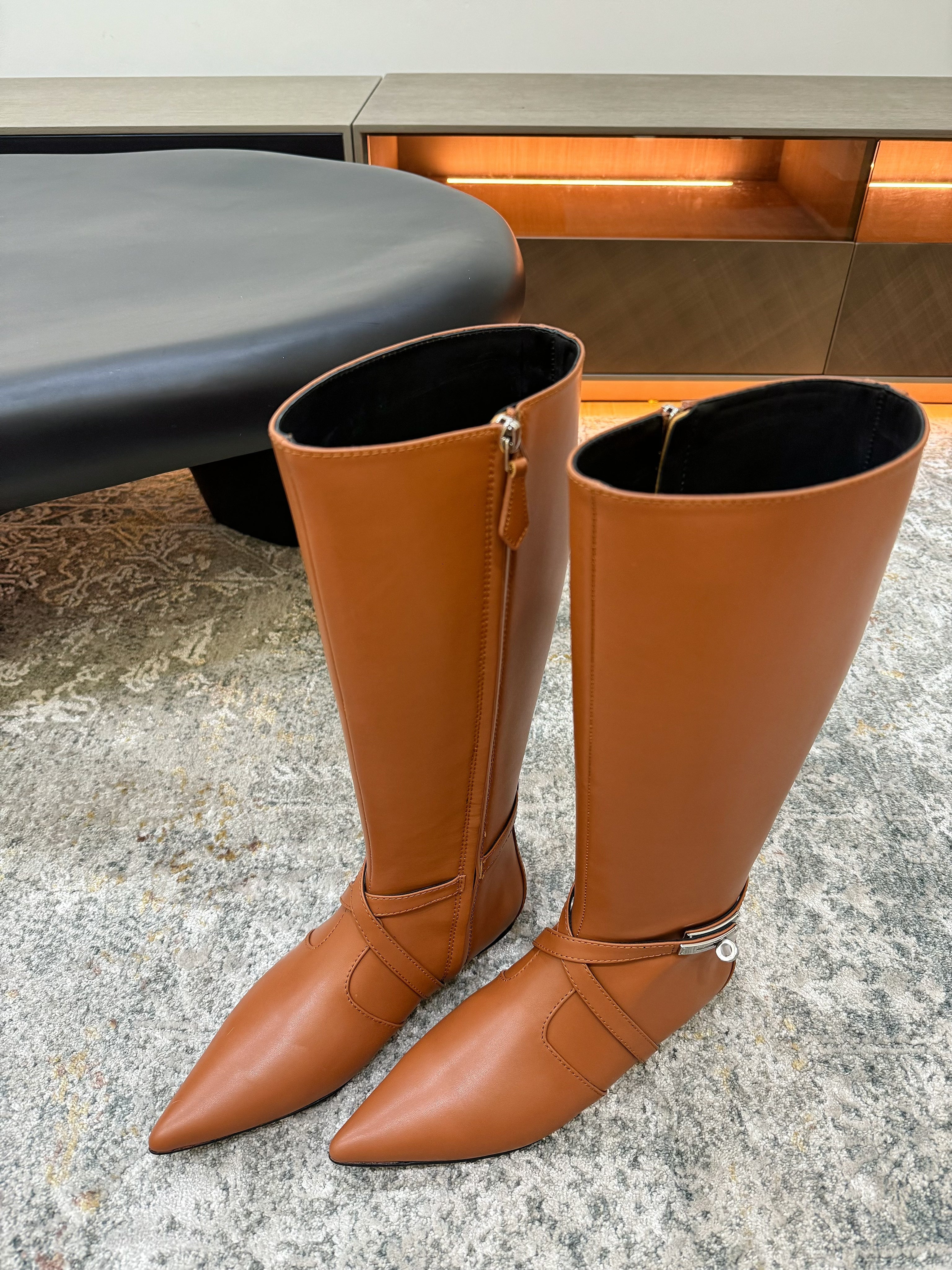 HM 26S FLAT KNEE-HIGH BOOTS IN COGNAC BROWN CALFSKIN 