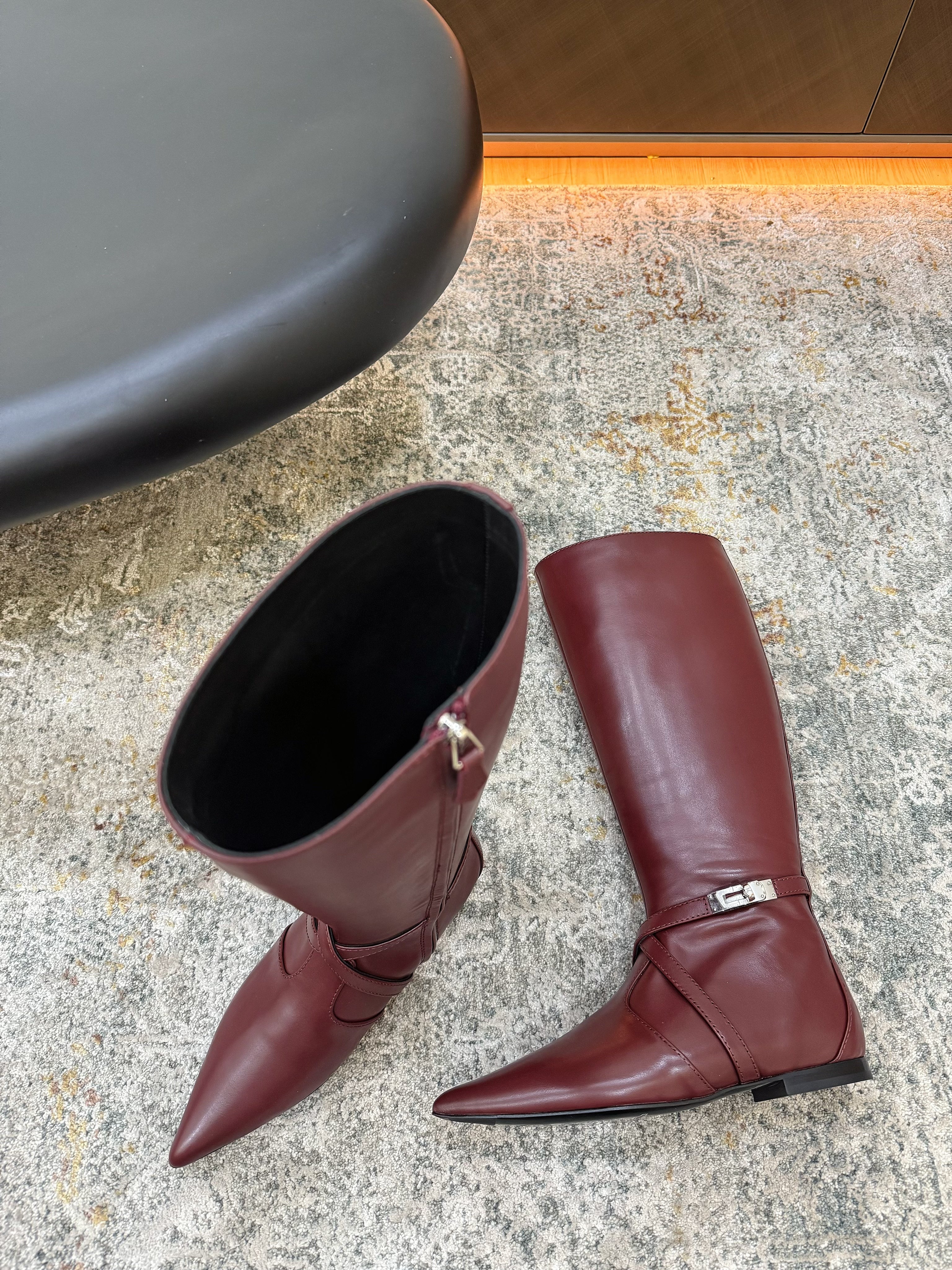 HM 26S FLAT KNEE-HIGH BOOTS IN WINE RED CALFSKIN
