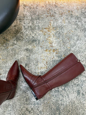 HM 26S FLAT KNEE-HIGH BOOTS IN WINE RED CALFSKIN