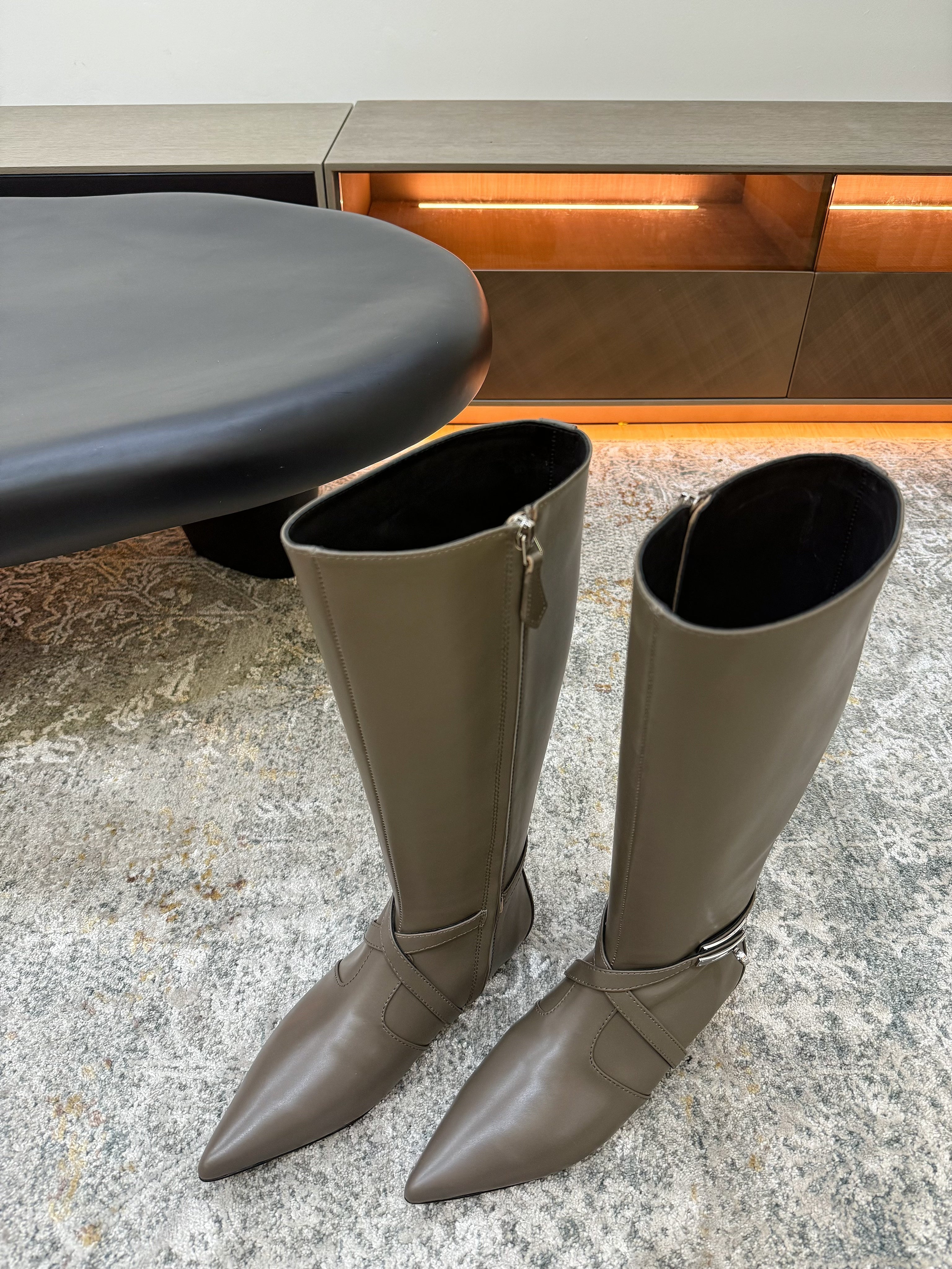 HM 26S FLAT KNEE-HIGH BOOTS IN KHAKI GREY CALFSKIN