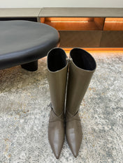 HM 26S FLAT KNEE-HIGH BOOTS IN KHAKI GREY CALFSKIN