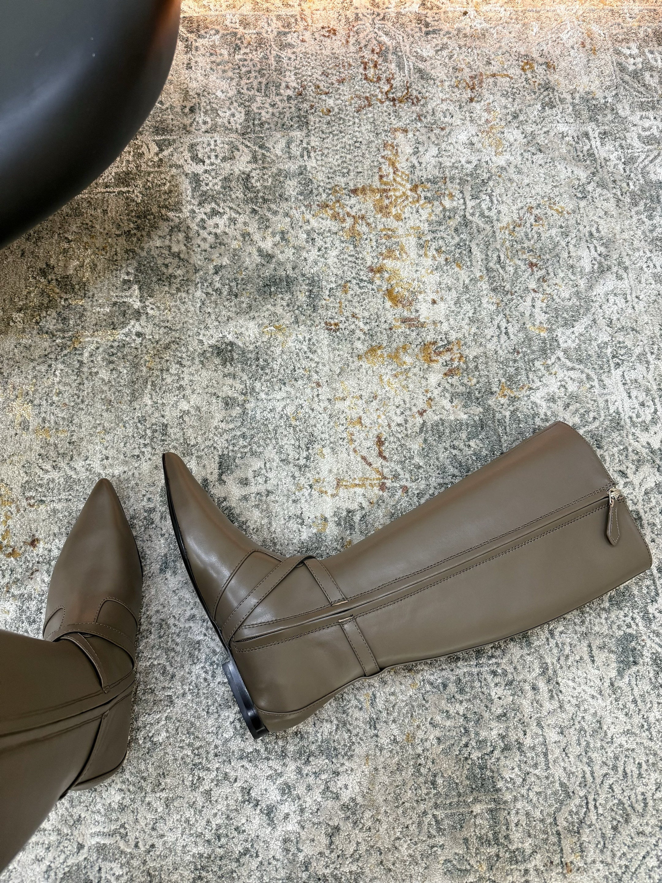 HM 26S FLAT KNEE-HIGH BOOTS IN KHAKI GREY CALFSKIN
