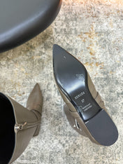 HM 26S FLAT KNEE-HIGH BOOTS IN KHAKI GREY CALFSKIN