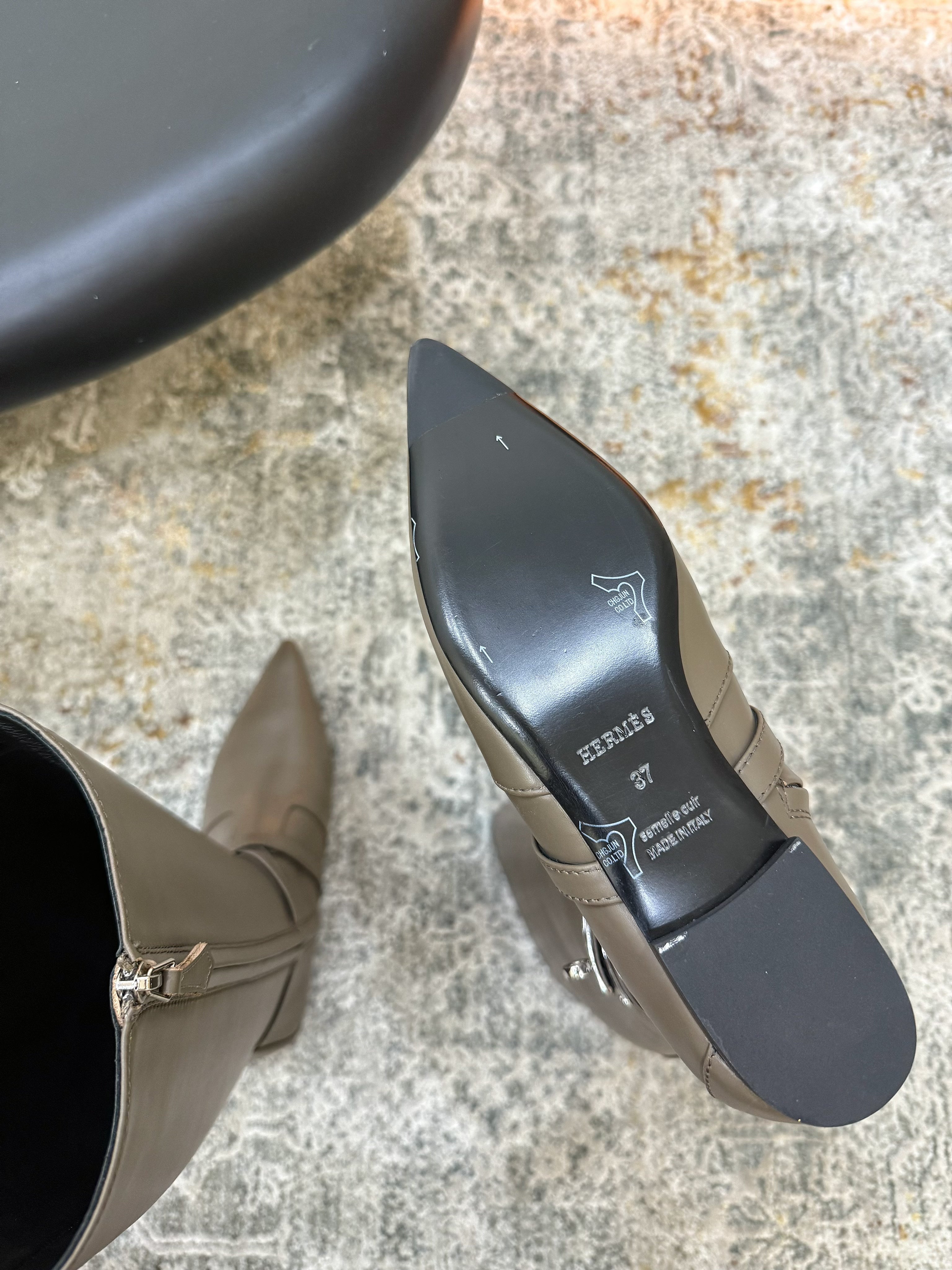 HM 26S FLAT KNEE-HIGH BOOTS IN KHAKI GREY CALFSKIN