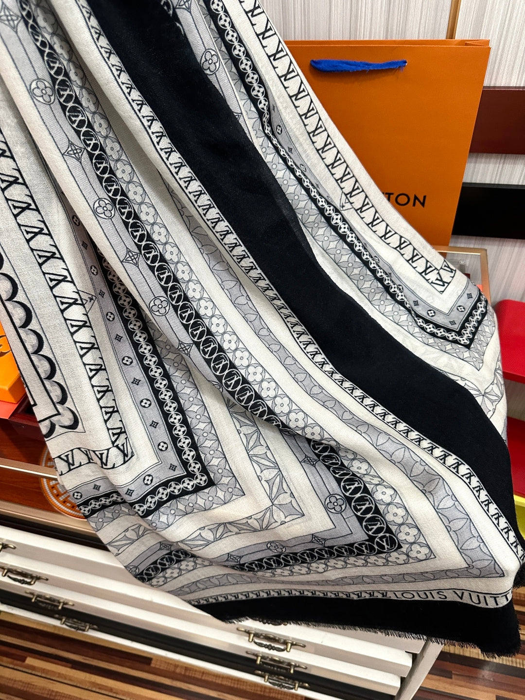LV 26S SCARF 200 IN CASHMERE 319895