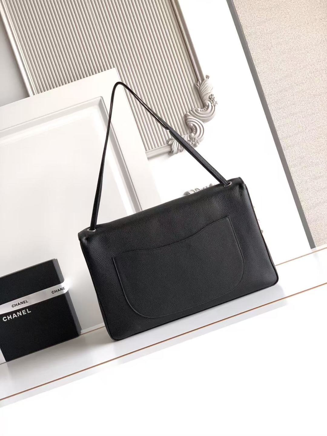 CHANEL 26S SOUPLISSIMO MAXI FLAP 39 IN BLACK GRAINED CALFSKIN SILVER HARDWARE