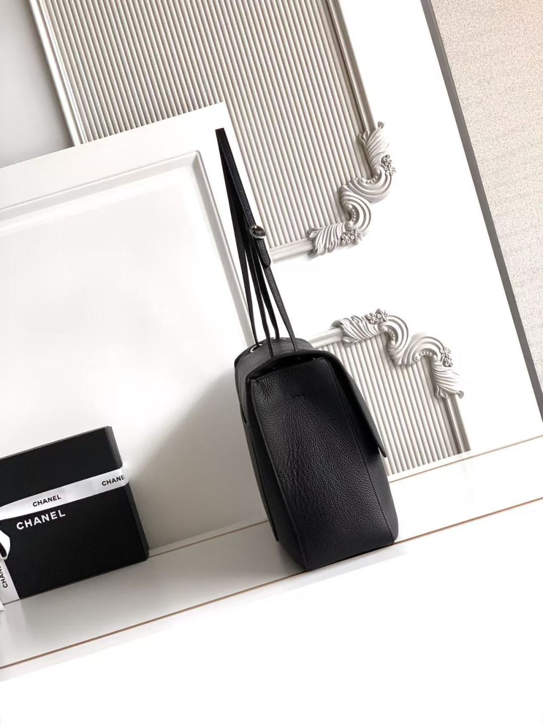 CHANEL 26S SOUPLISSIMO MAXI FLAP 39 IN BLACK GRAINED CALFSKIN SILVER HARDWARE