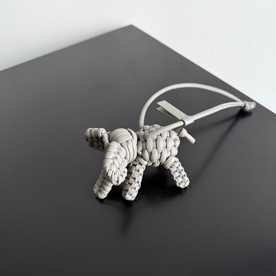 BOTTEGA VENETA 25S DAMEN ELEPHANT CHARM IN GREIGE CALFSKIN