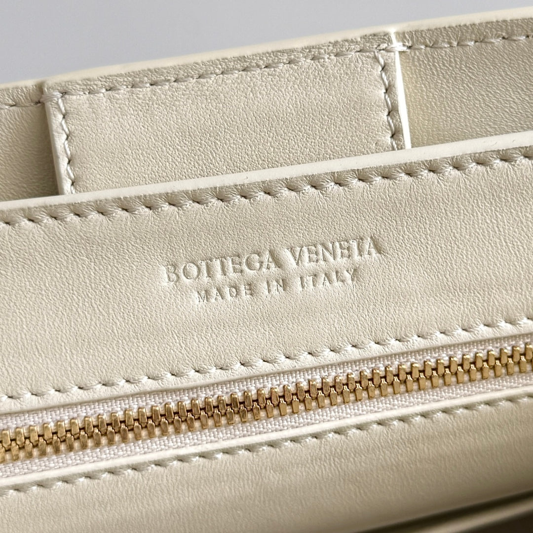 BOTTEGA VENETA 25S SMALL ANDIAMO 25 IN IVORY CALFSKIN AND RAFFIA