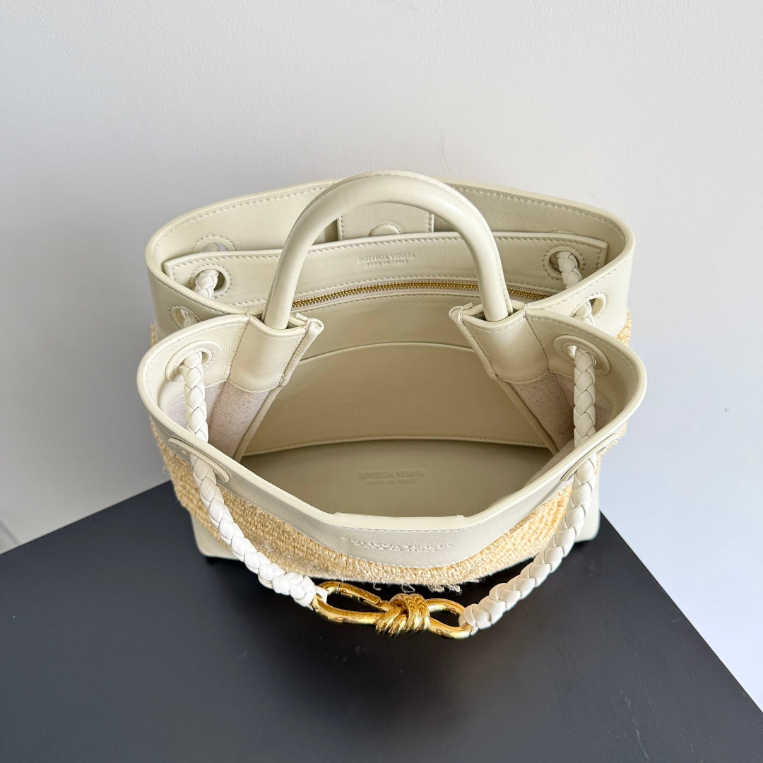 BOTTEGA VENETA 25S SMALL ANDIAMO 25 IN IVORY CALFSKIN AND RAFFIA