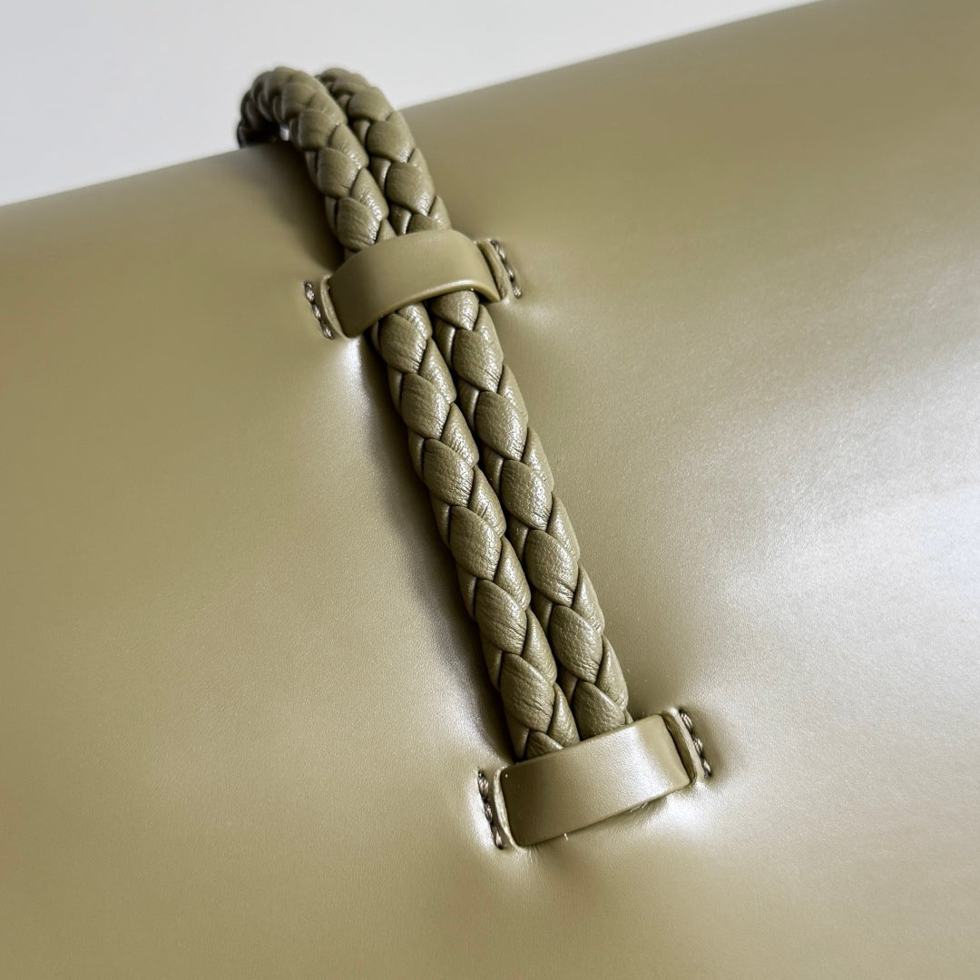 BOTTEGA VENETA 25S MEDIUM LIBERTA BAG 30 IN OLIVE GREEN CALFSKIN