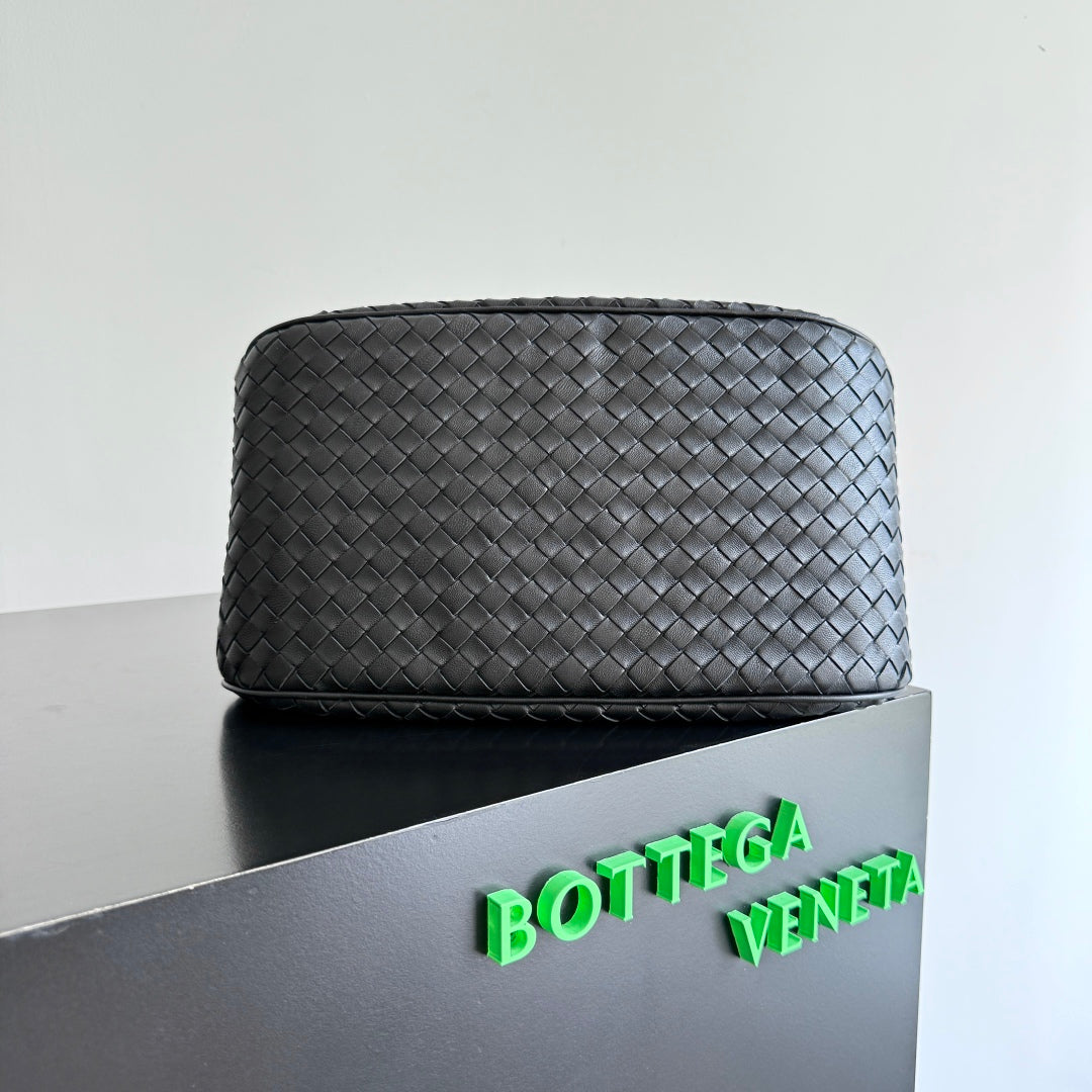 BOTTEGA VENETA 25S BASKET BAG 31 IN BLACK CALFSKIN GOLD HARDWARE