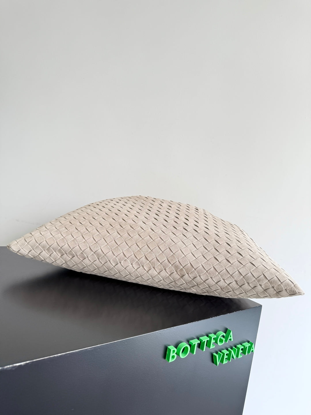 BOTTEGA VENETA 25S HOP BAG 53 IN SOFT TAUPE SUEDE GOLD HARDWARE