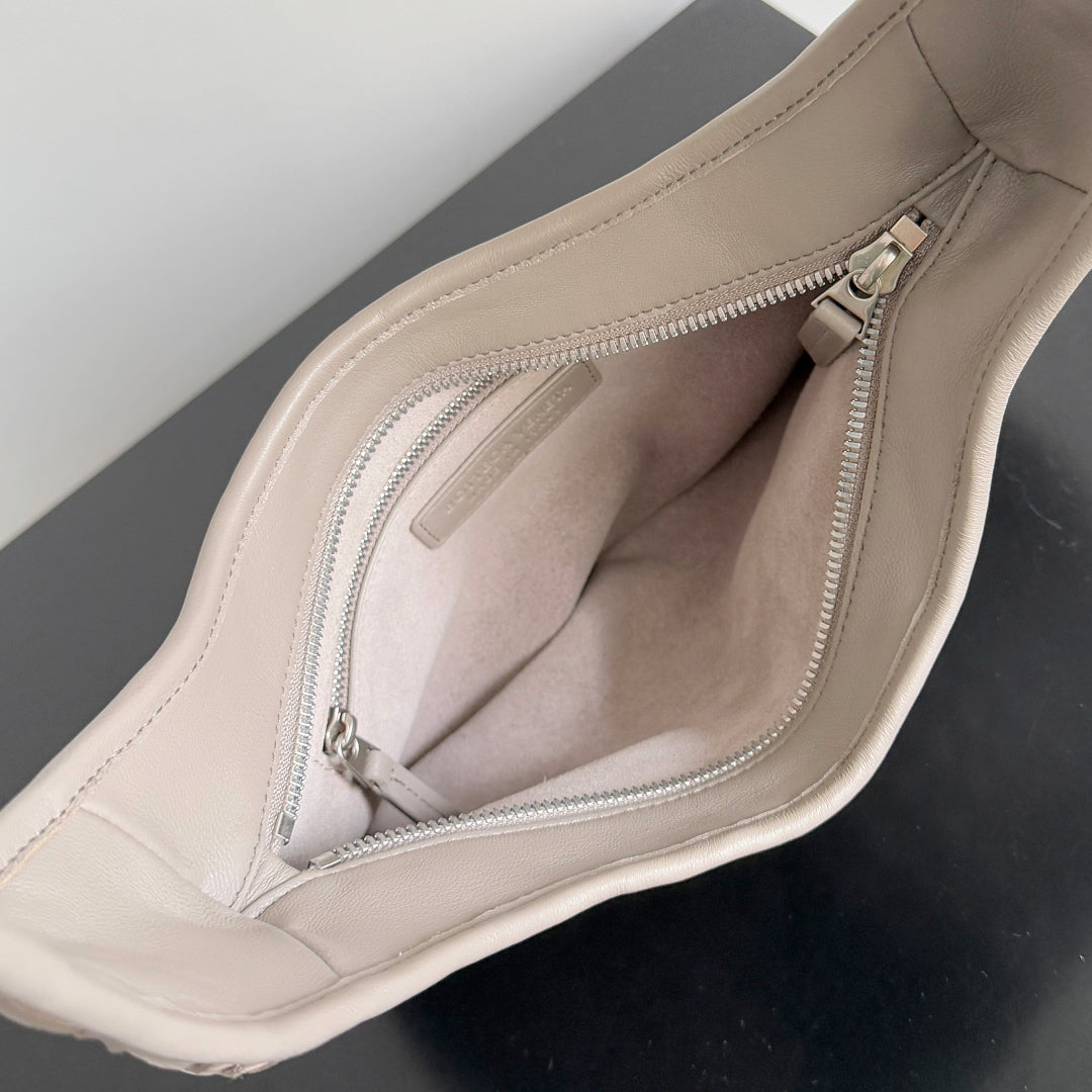 BOTTEGA VENETA 25S VENETO BAG 27 IN WARM TAUPE CALFSKIN SILVER HARDWARE