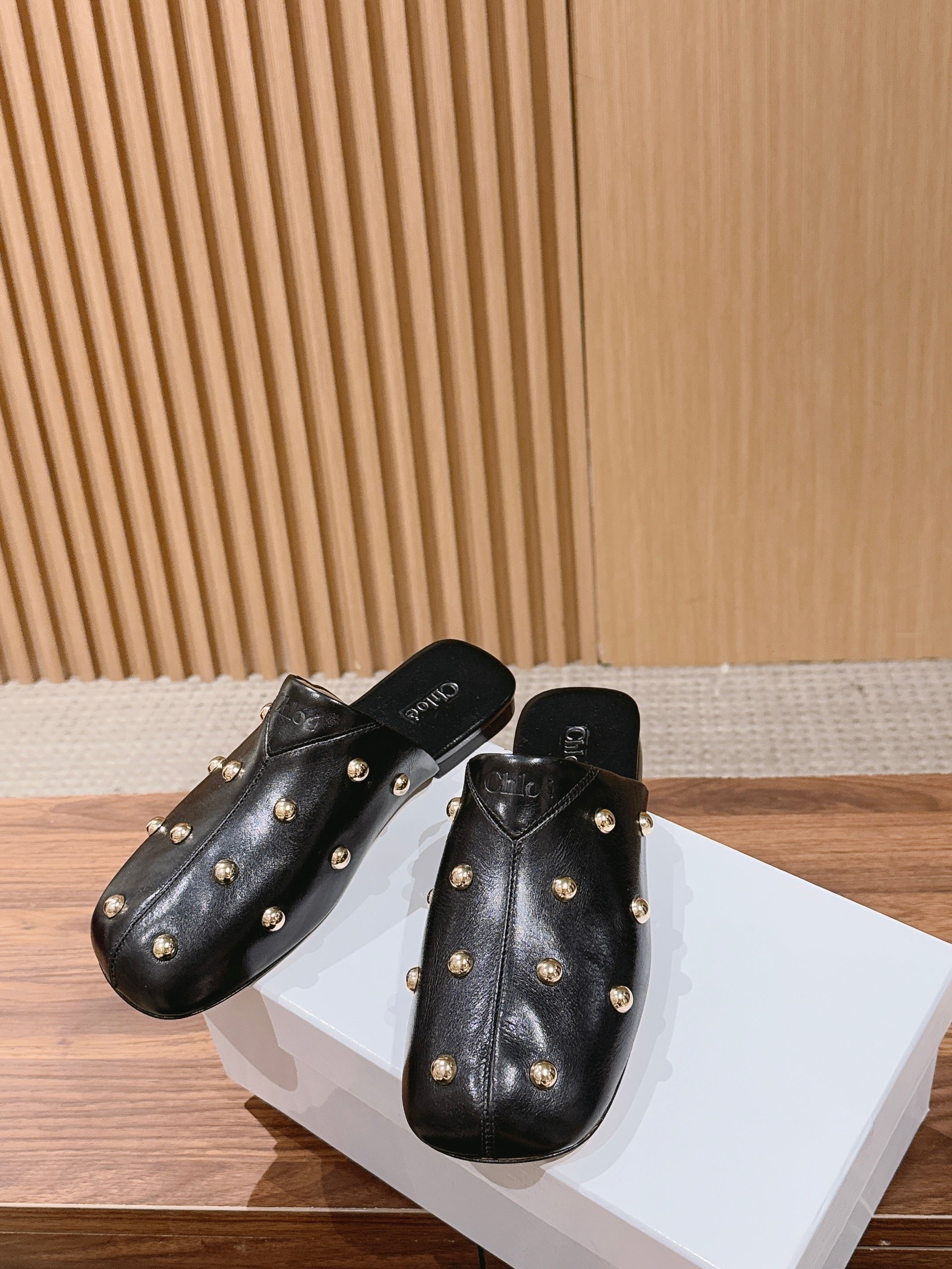 CHLOE 26S STUDDED FLAT MULES IN BLACK CALFSKIN