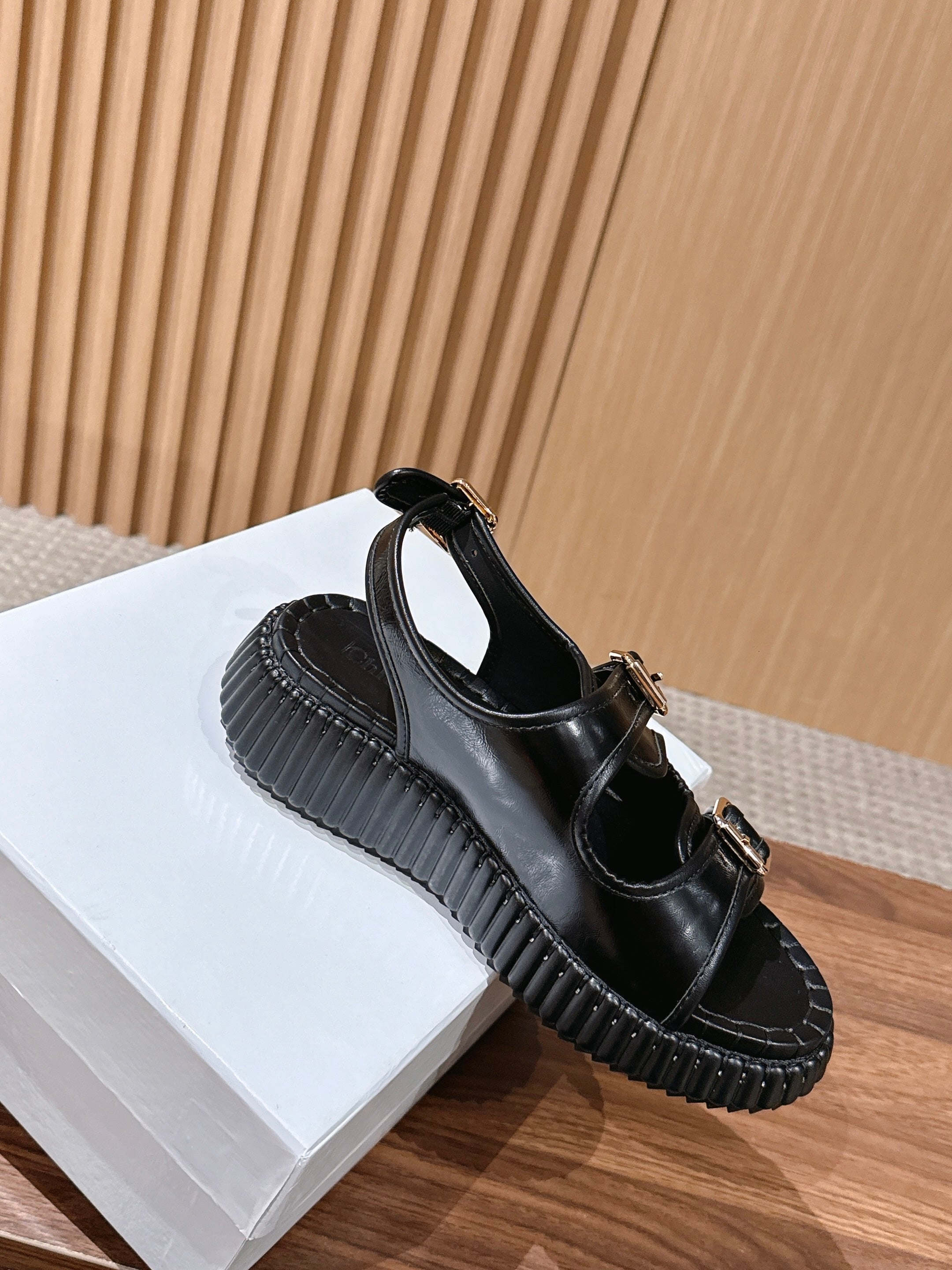 CHLOE 26S PLATFORM SANDALS IN BLACK CALFSKIN