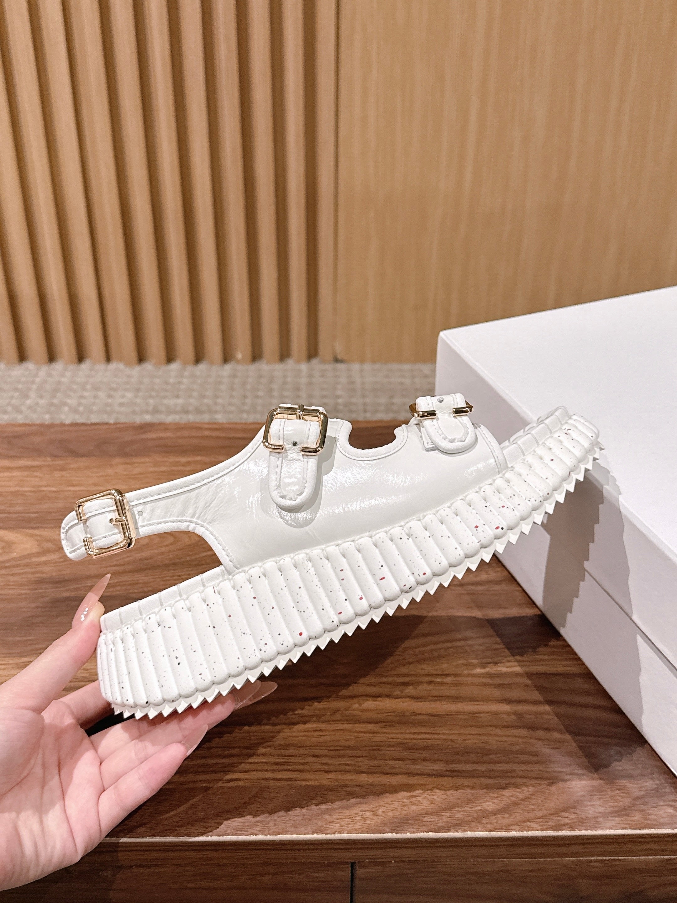 CHLOE 26S PLATFORM SANDALS IN WHITE CALFSKIN