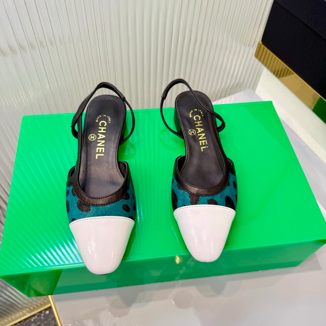 CHANEL 26S FLATS SLINGBACK SHOES IN WHITE PATENT CALFSKIN WITH TEAL PONY HAIR