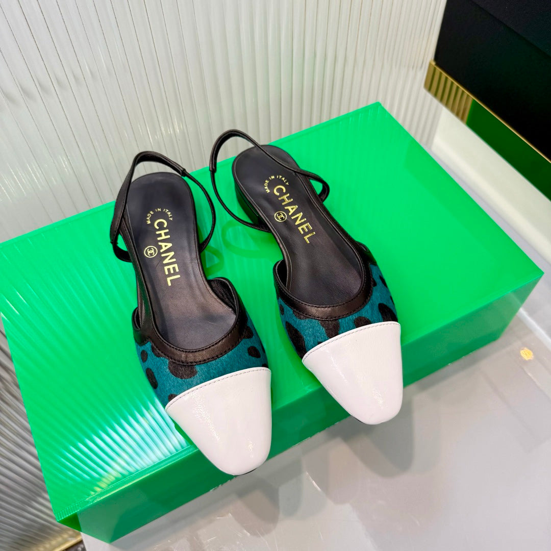 CHANEL 26S FLATS SLINGBACK SHOES IN WHITE PATENT CALFSKIN WITH TEAL PONY HAIR