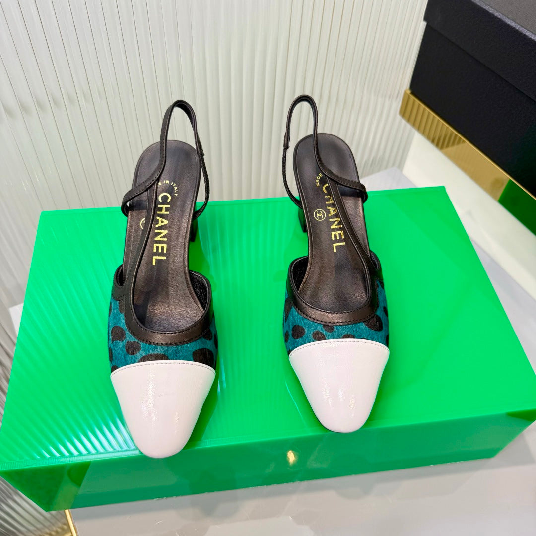 CHANEL 26S HIGH-HEEL SLINGBACKS 50 MM IN WHITE CALFSKIN AND TEAL PONY HAIR
