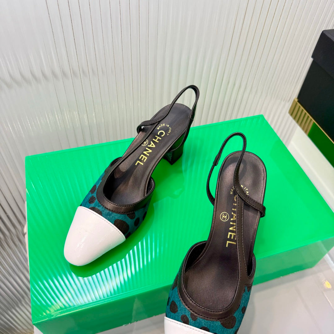 CHANEL 26S HIGH-HEEL SLINGBACKS 50 MM IN WHITE CALFSKIN AND TEAL PONY HAIR