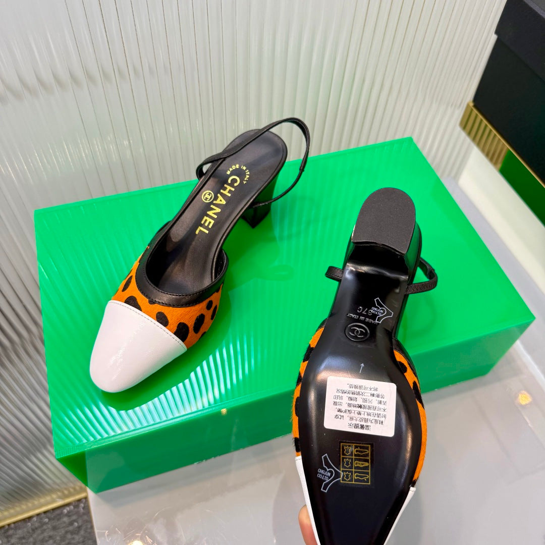 CHANEL 26S HIGH-HEEL SLINGBACKS 50 MM IN WHITE CALFSKIN WITH ORANGE PONY HAIR