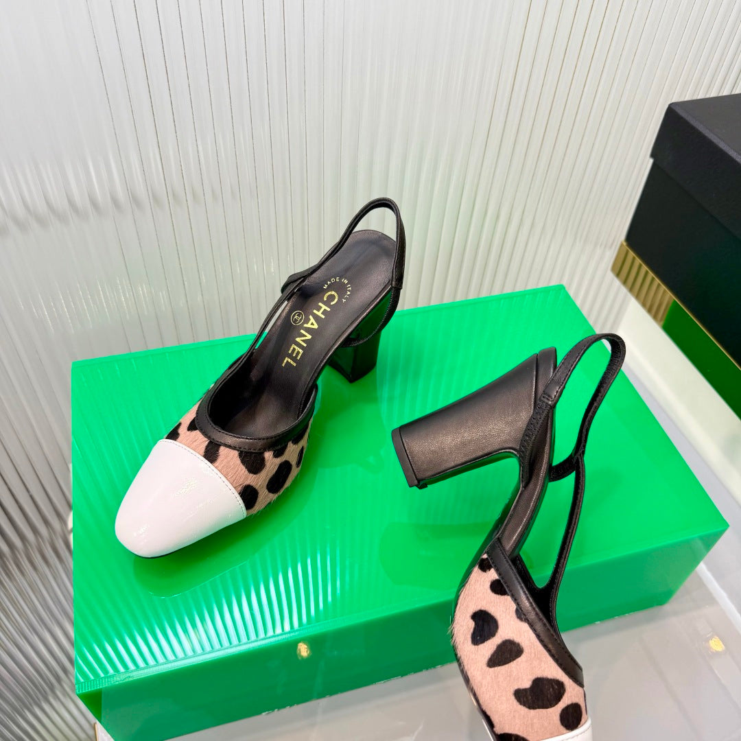 CHANEL 26S HIGH-HEEL SLINGBACKS 70 MM IN WHITE PATENT CALFSKIN WITH LINK PINK PONY HAIR