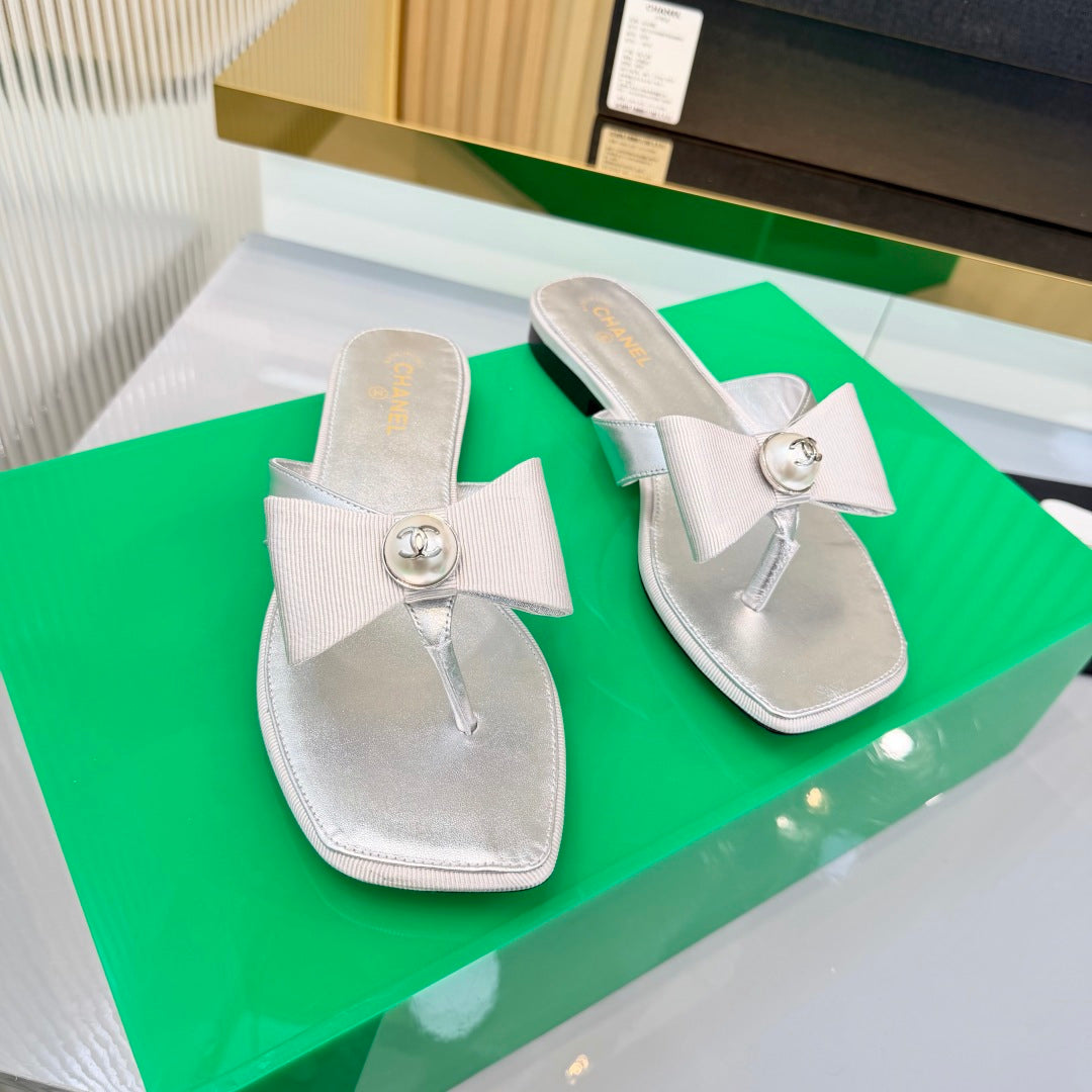 CHANEL 26S THONG SANDALS IN SILVER LAMBSKIN AND FABRIC WITH BOW