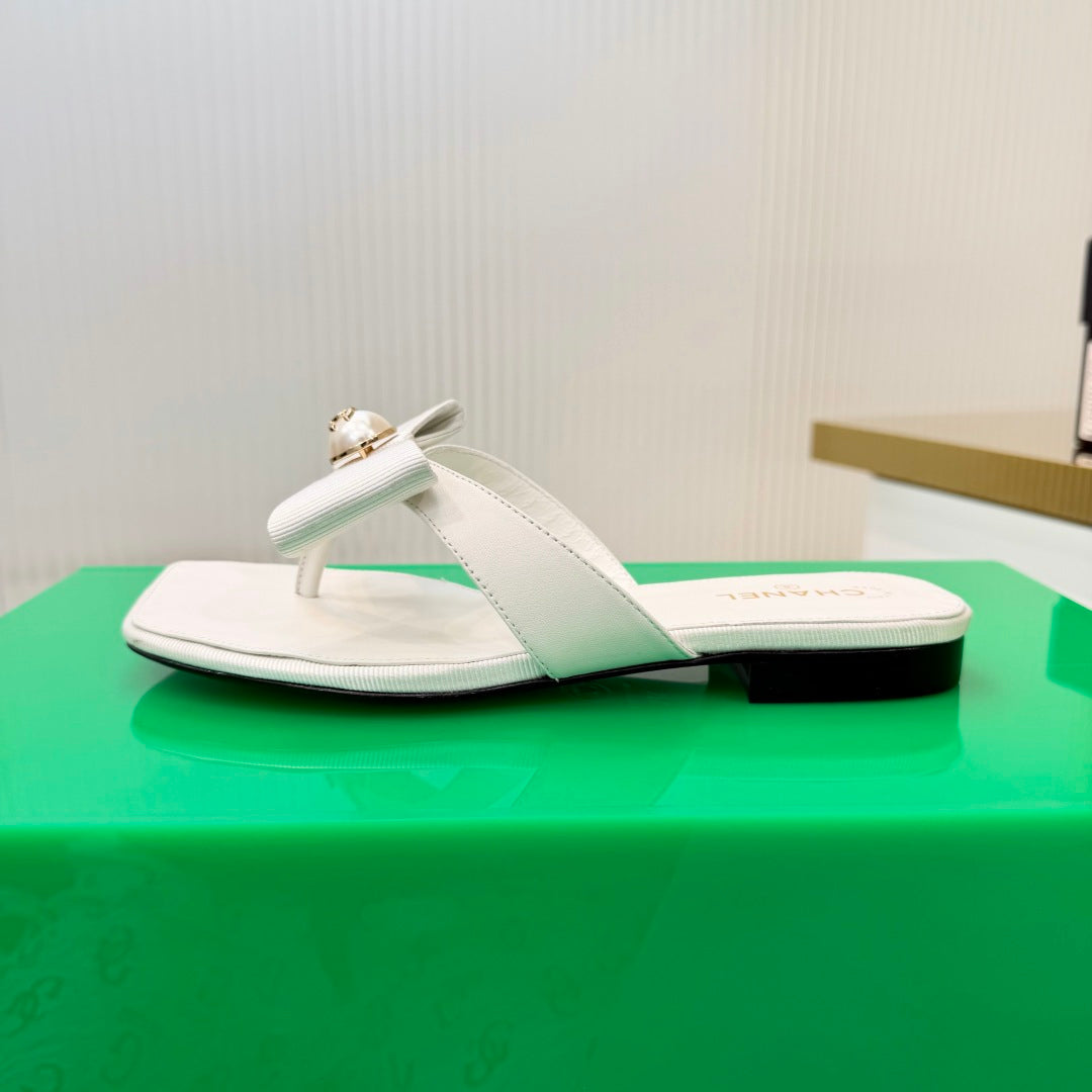 CHANEL 26S THONG SANDALS IN WHITE LAMBSKIN AND FABRIC WITH BOW