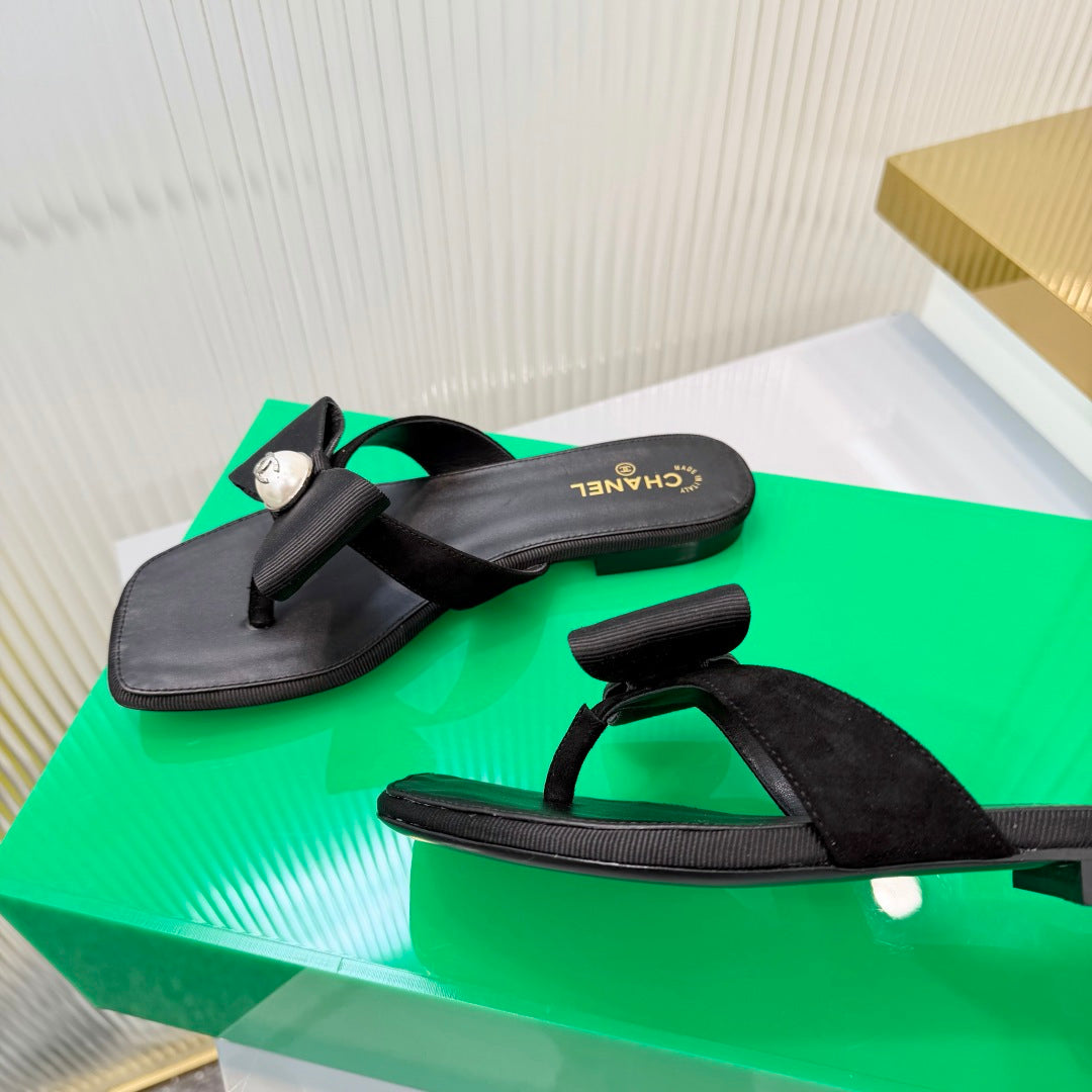 CHANEL 26S THONG SANDALS IN BLACK LAMBSKIN AND FABRIC WITH BOW