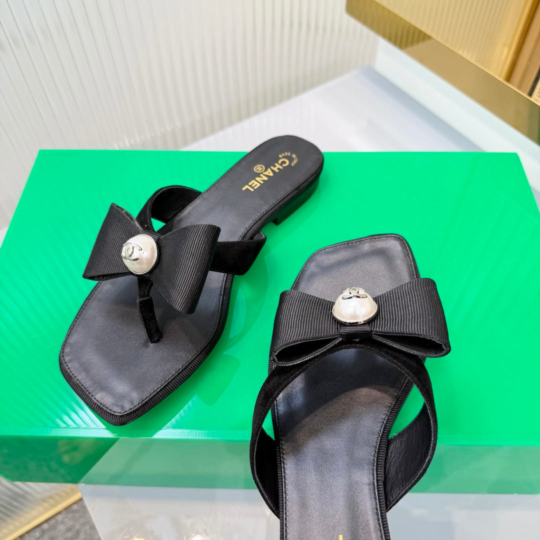 CHANEL 26S THONG SANDALS IN BLACK LAMBSKIN AND FABRIC WITH BOW