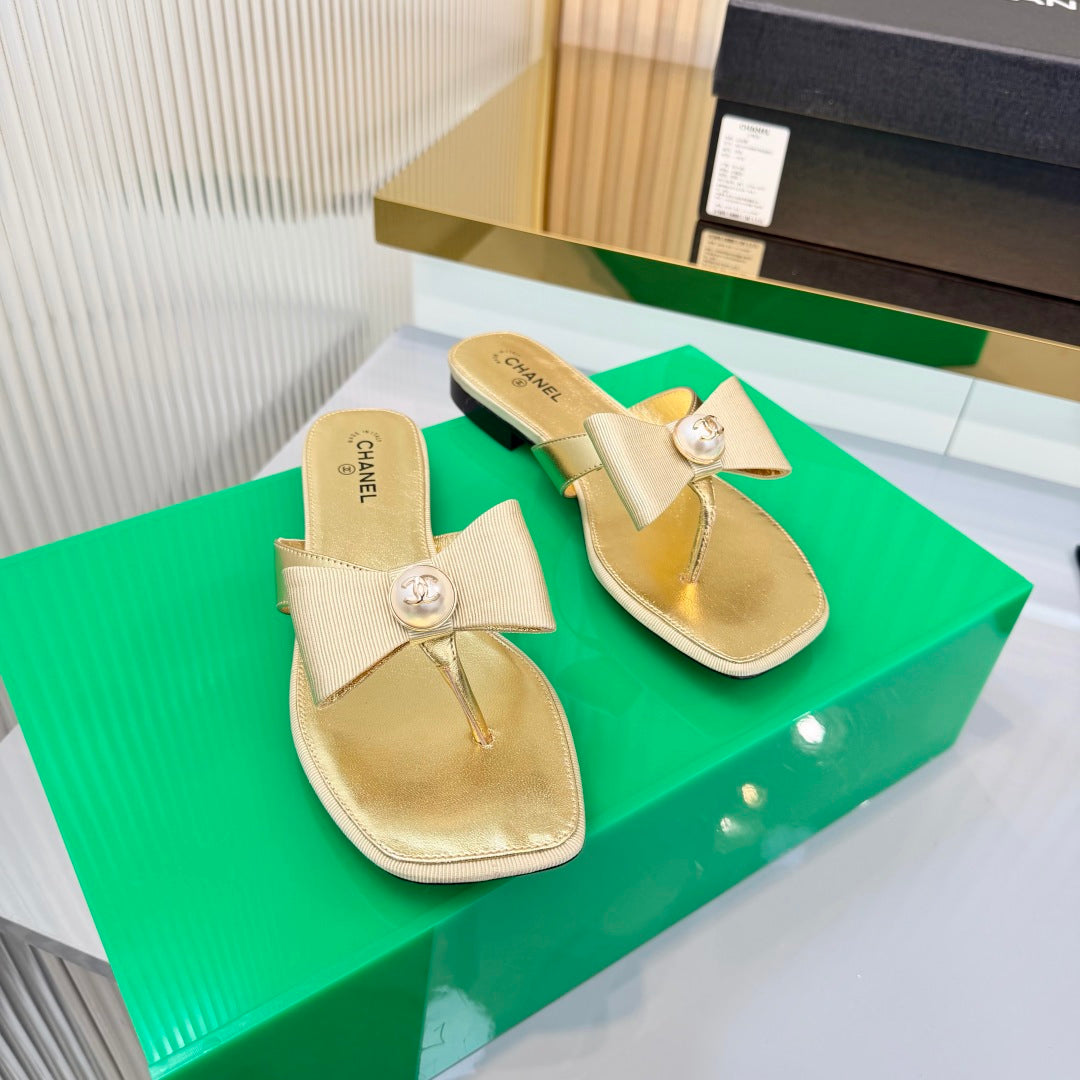 CHANEL 26S THONG SANDALS IN GOLD LAMBSKIN AND FABRIC WITH BOW