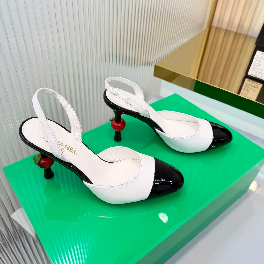 CHANEL 26S SLINGBACK POINTED-TOE HEELS 95 MM IN WHITE LAMBSKIN WITH BLACK CAP TOE