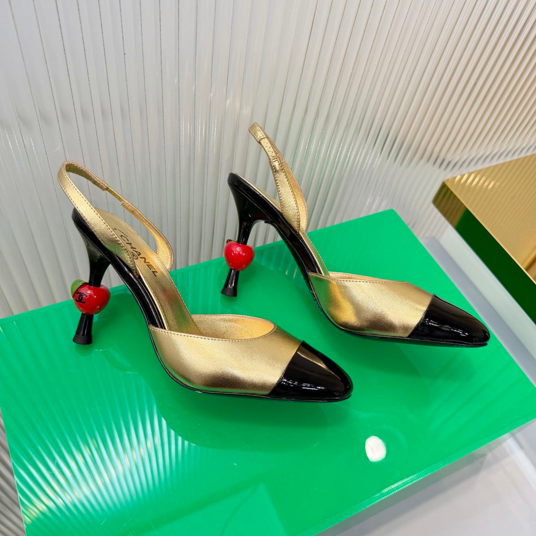 CHANEL 26S SLINGBACK POINTED-TOE HEELS 95 MM IN GOLD LAMBSKIN WITH BLACK CAP TOE