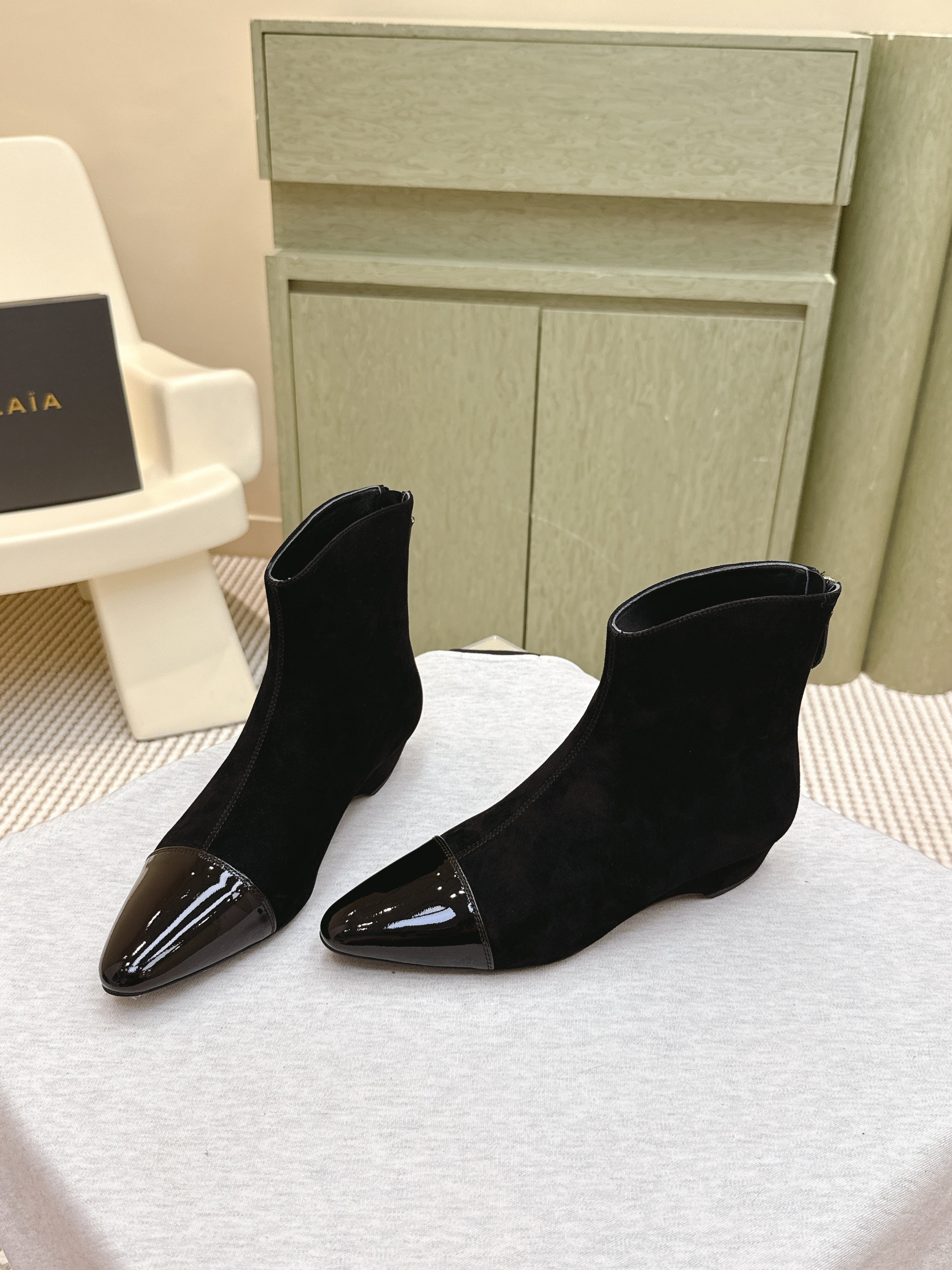 ALAIA 26S ANKLE BOOTS IN BLACK SUEDE AND GLOSSY CALFSKIN