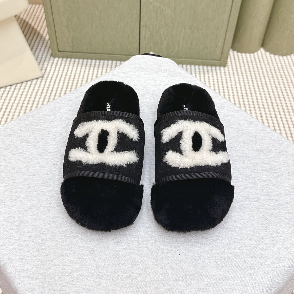 CHANEL 25S FUR SLIPPERS DOUBLE-LAYERED IN BLACK WITH WHITE CC LOGO