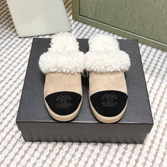 CHANEL 25S INDOOR SLIPPERS IN BEIGE AND BLACK SUEDE FUR-LINED