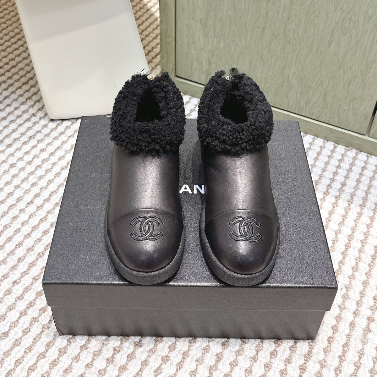 CHANEL 25S SHORT BOOTS IN BLACK CALFSKIN WITH SHEEPSKIN LINING