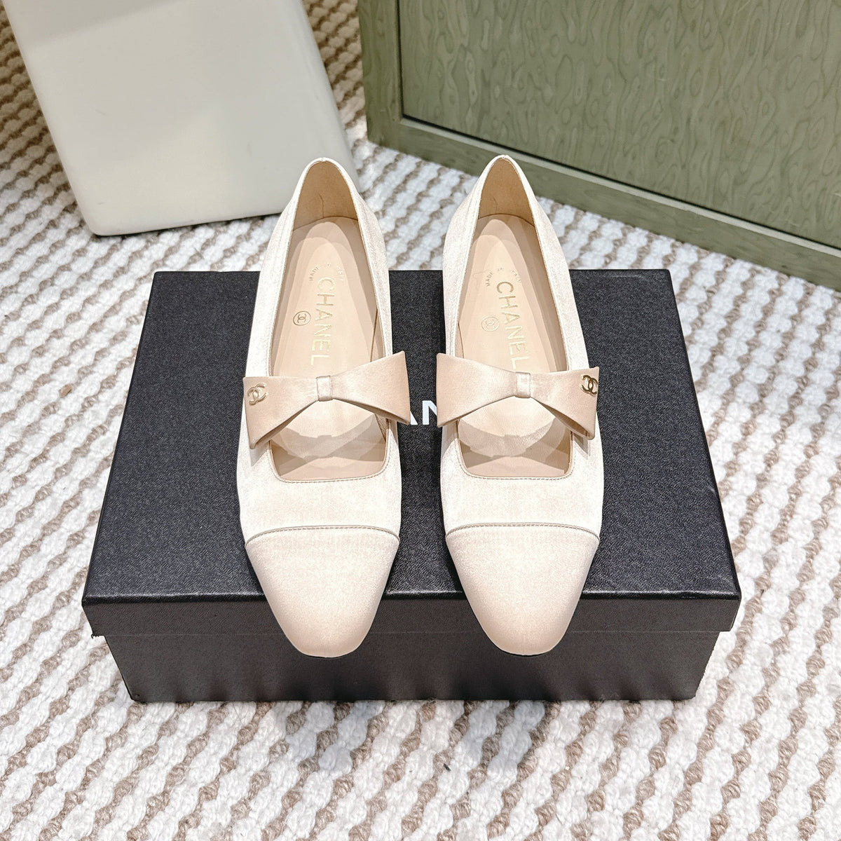 CHANEL 25S MARY JANE BALLET FLATS IN BEIGE SILK WITH BOW